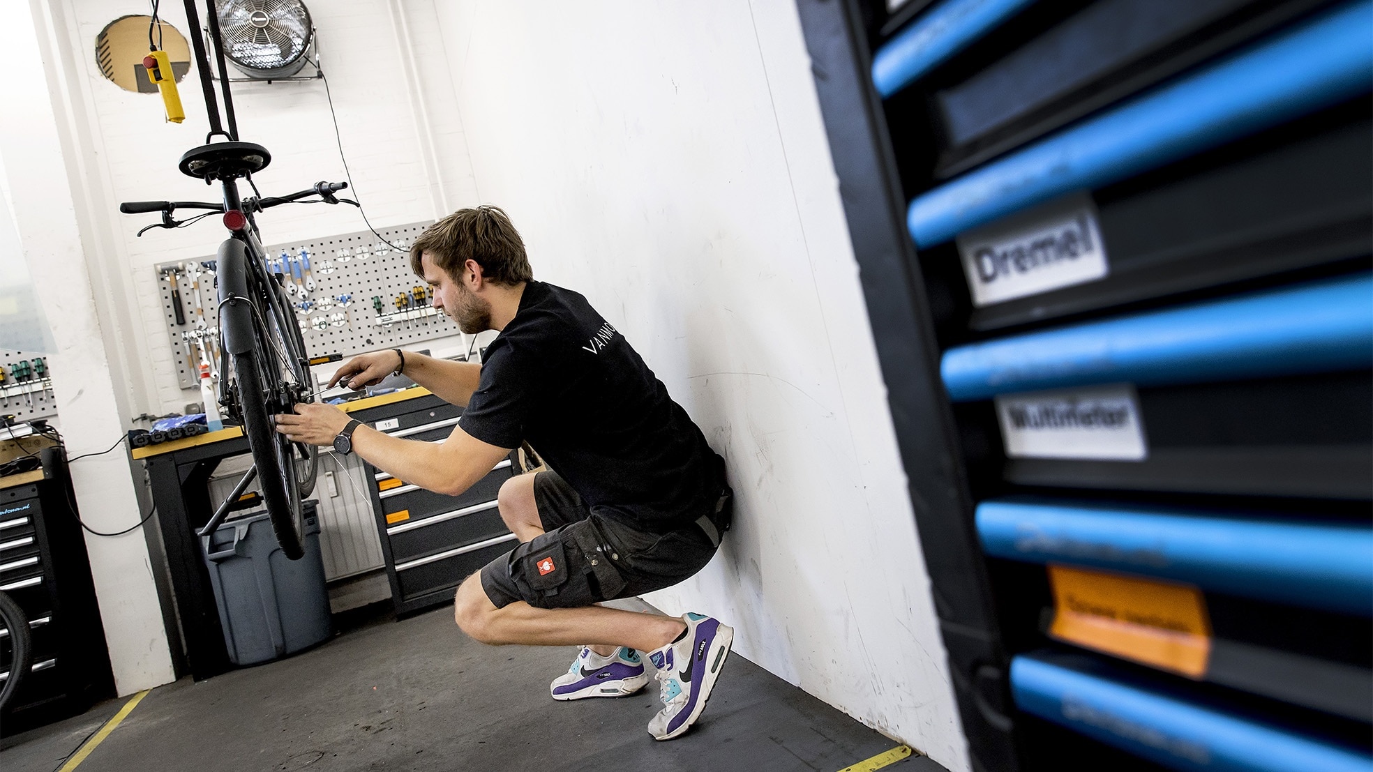 Een 'bike doctor' aan het werk met elektrische fietsen van het bedrijf VanMoof. Foto: Koen van Weel/ANP