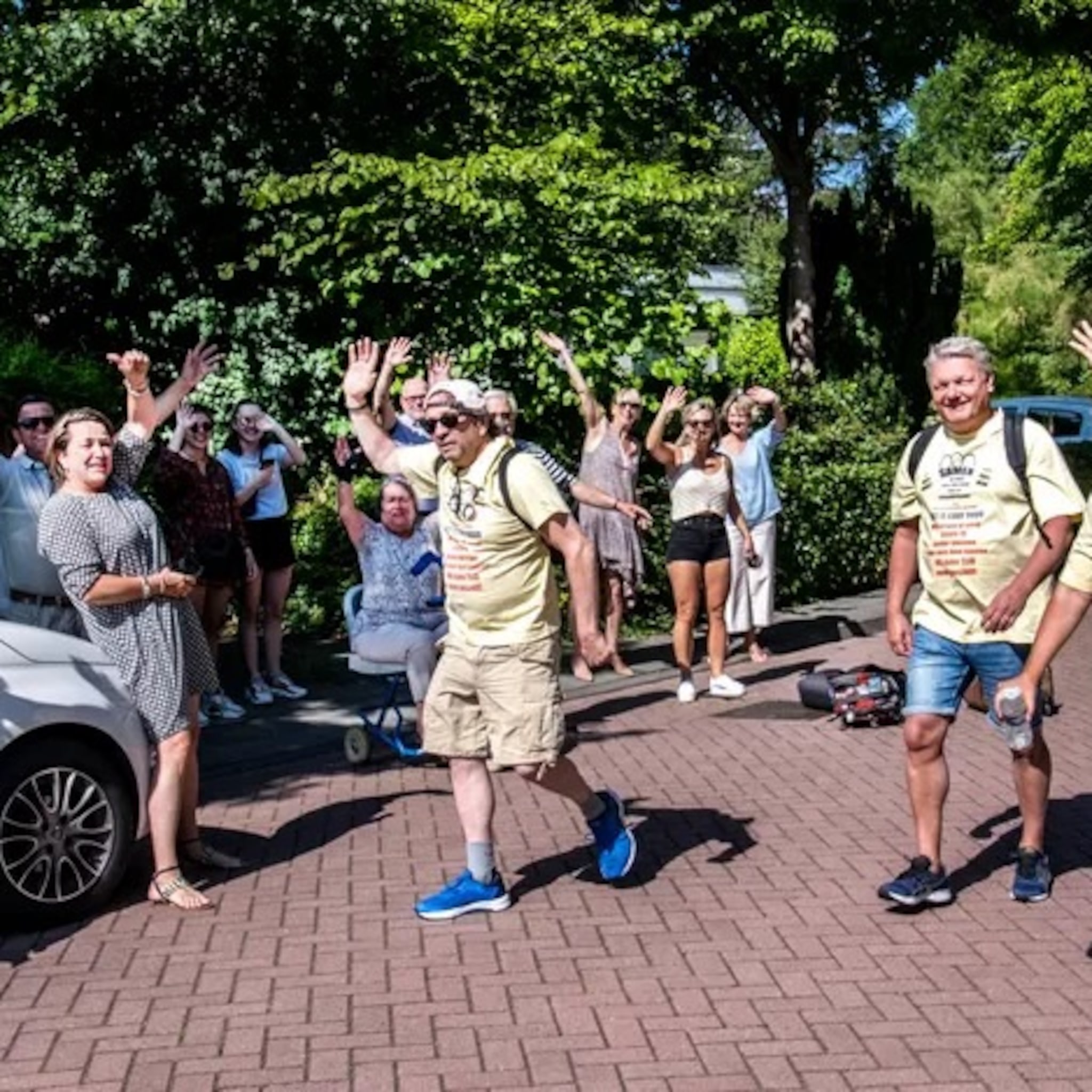 code rood voor reisondernemers met petitie te voet naar politiek den haag