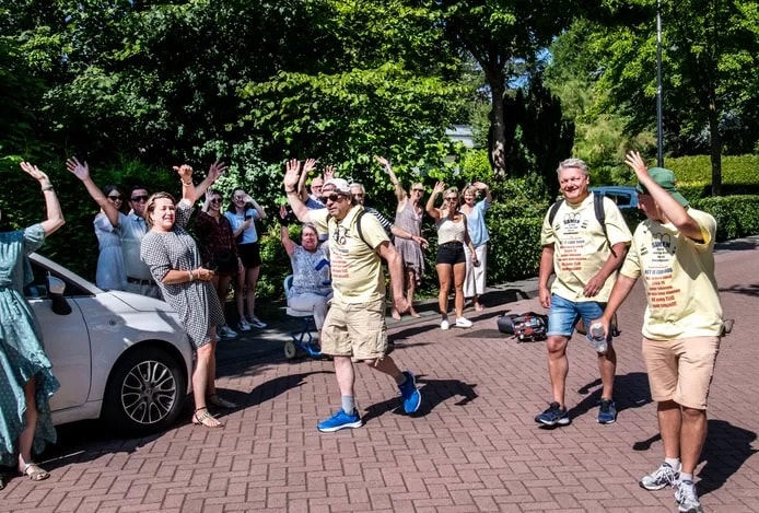 Terry van den Berg, Jeroen 't Hart en Bram Beurskens (vlnr.) begonnen woensdagochtend aan hun wandeling naar Den Haag waar ze een petitie aan de minister willen aanbieden. Ze hopen dat daarmee meer steun komt voor kleine ondernemers in de reisbranche. Foto: BD/Jan van Eijndhoven.