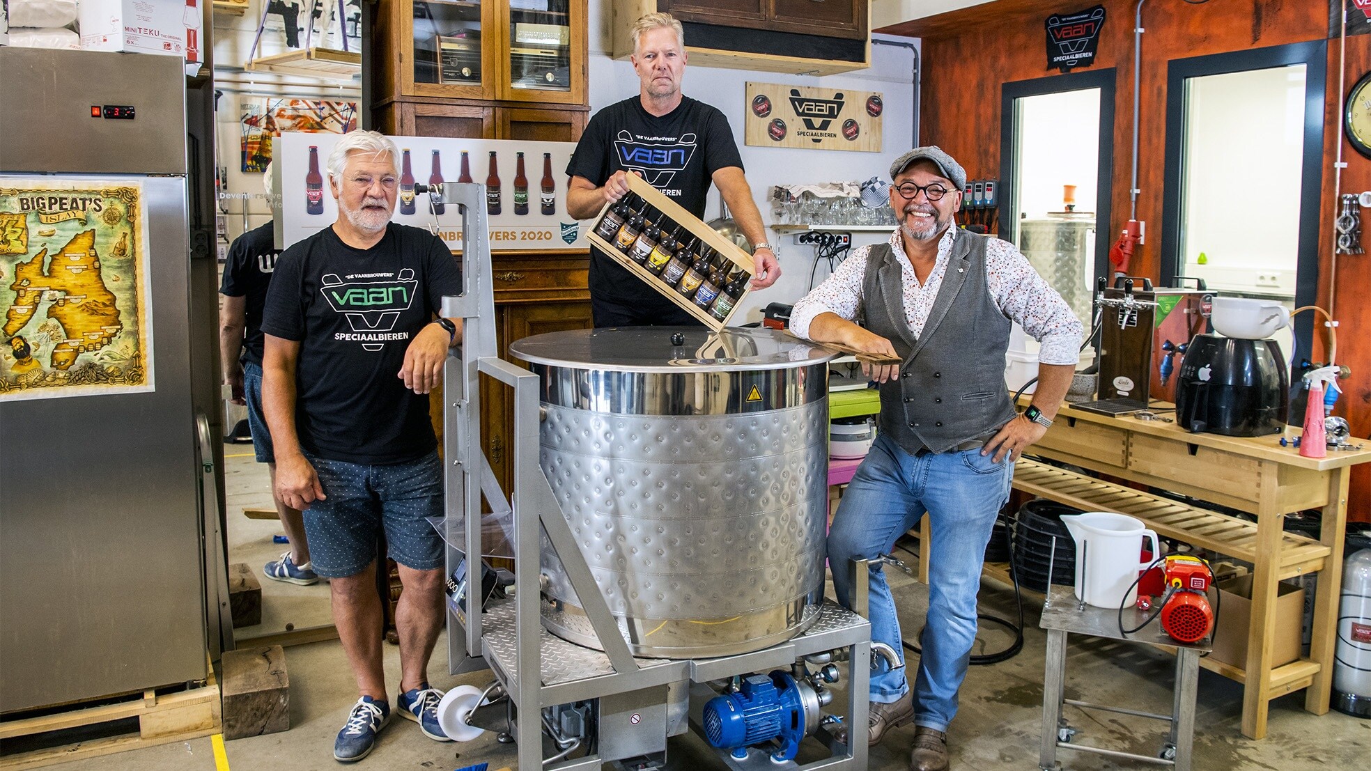 De mannen achter Vaanbrouwers in hun brouwerij. Van links naar rechts: Willem Franse, Michael Meijer en Ruud Narin. Foto: Frank de Roo