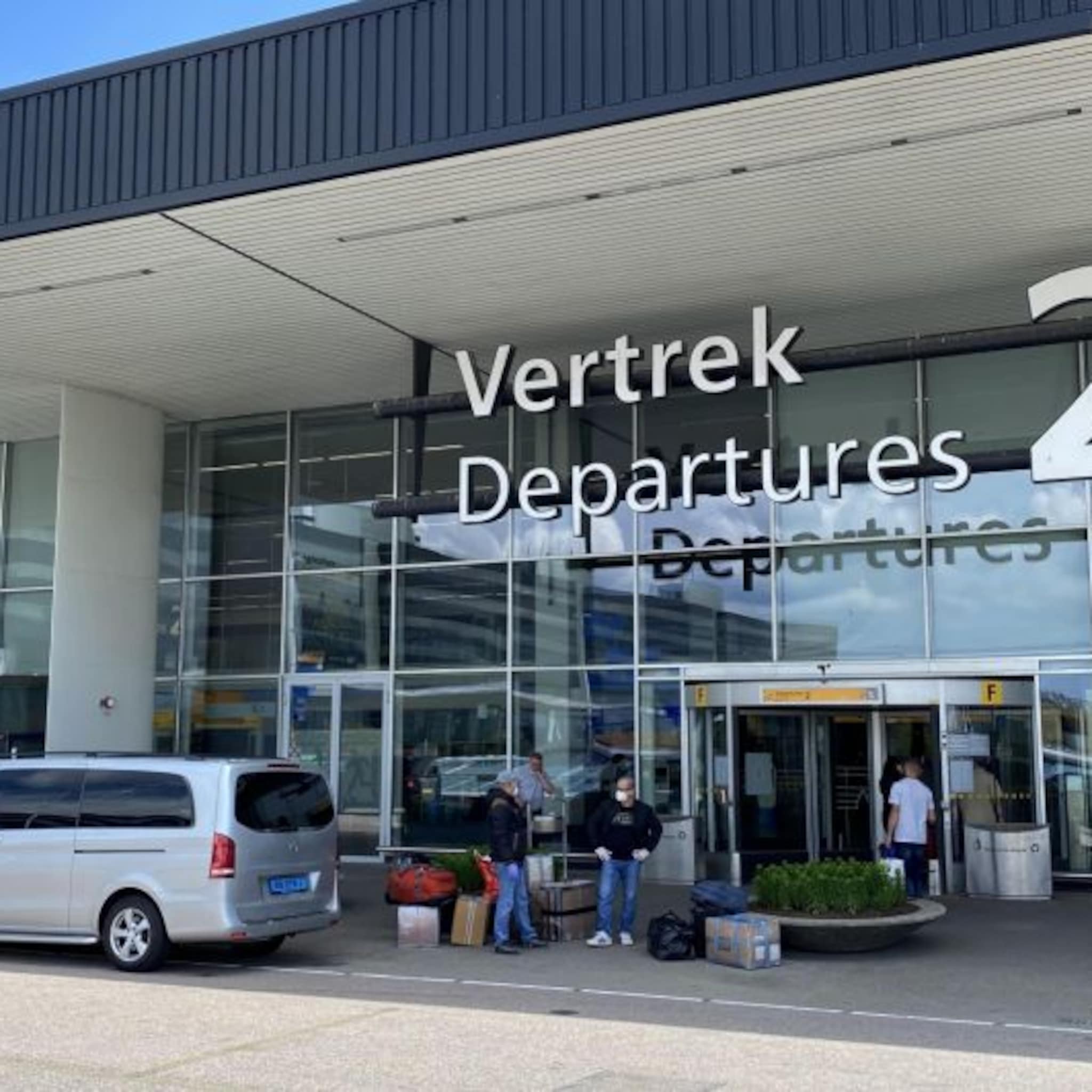 taxi s geven weer gas van lege achterbank naar dorpsvervoer