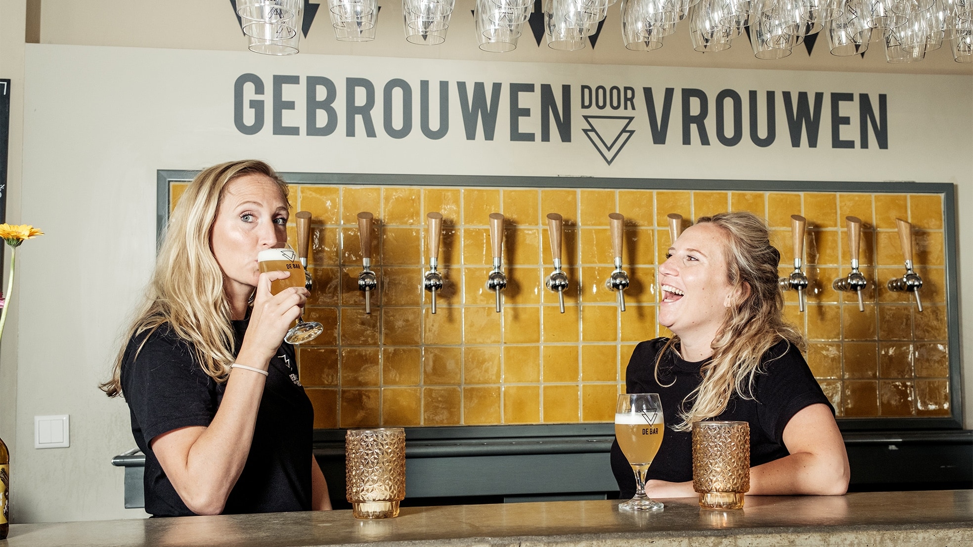 Do (links) en Tessel de Heij in hun bar. Foto: Jakob van Vliet