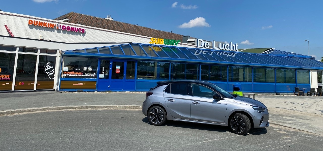 Een prominente parkeerplek voor de Opel Corsa E van onze verslaggever, bij De Lucht langs de A2. Met een Burger King, Dunkin’ Donuts, Subway en een groot La Place-restaurant voor corona goed voor vele duizenden gasten per dag - het is nu nog 'ietsje rustiger'.