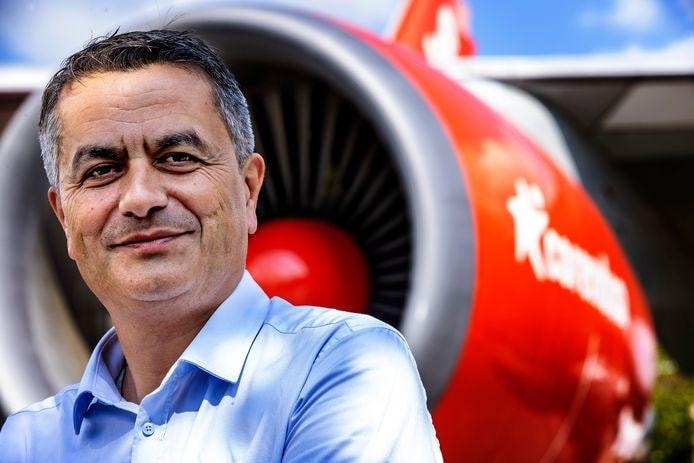 Atilay Uslu voor de veelbesproken Boeing in de tuin van het Corendon Village Hotel, het grootste hotel van de Benelux. Foto: AD/Pim Ras.