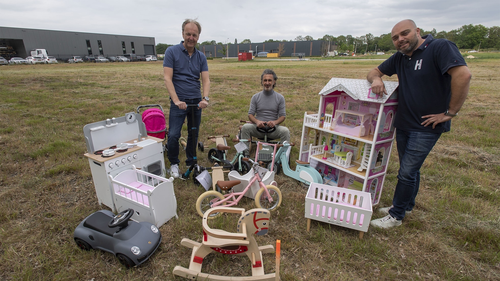 Huib de Lange (links), Peter Bedros Acu (midden) en Guus Wolters verhuizen met hun XL Shop Group naar industrieterrein Jufferbeek-Zuid. Daar bouwen ze een nieuw pand aan de Waterwinweg. Foto: Frans Nikkels
