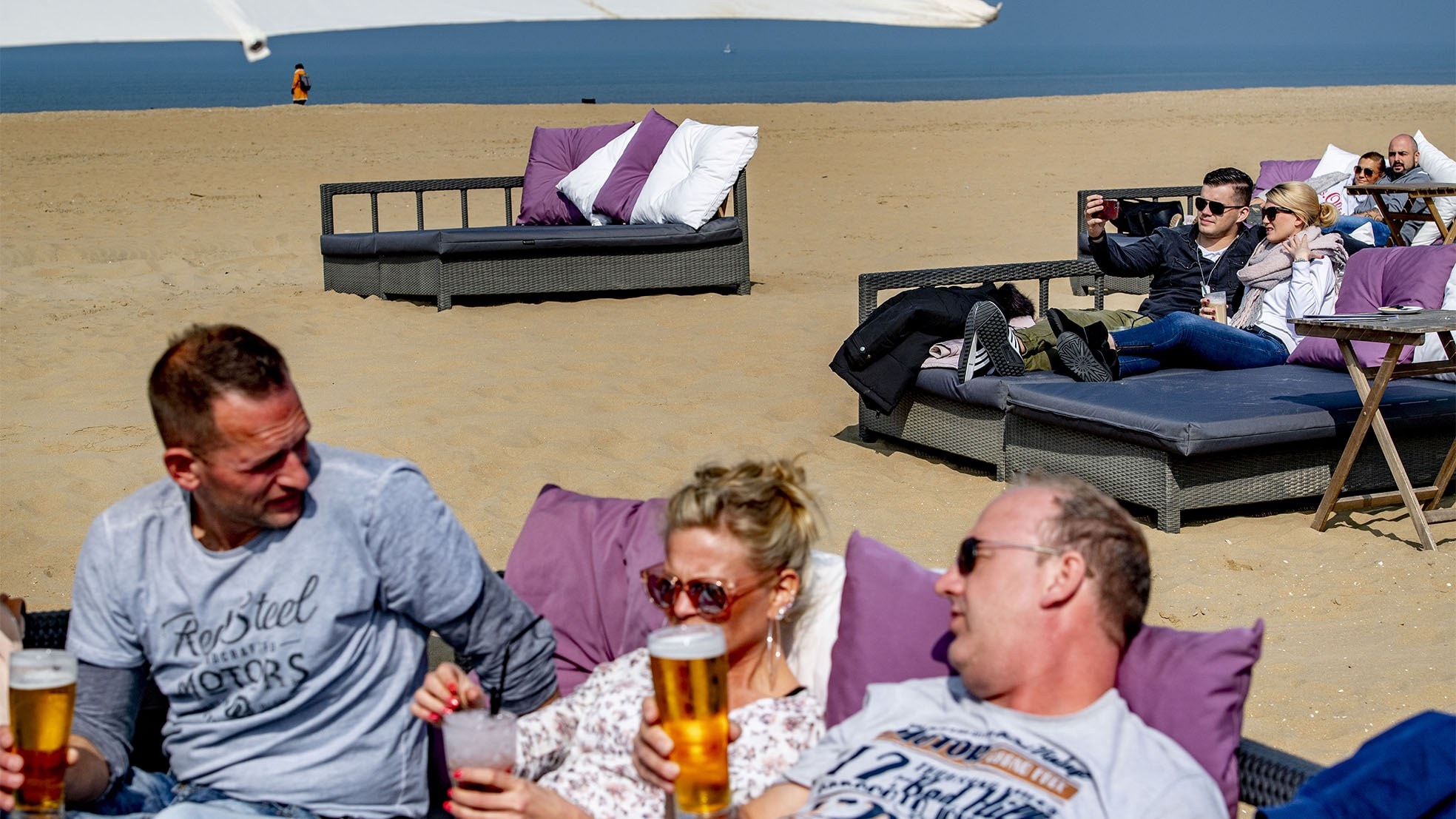 Het maximaal aantal gasten is veel strandtenthouders een doorn in het oog. Foto's: ANP