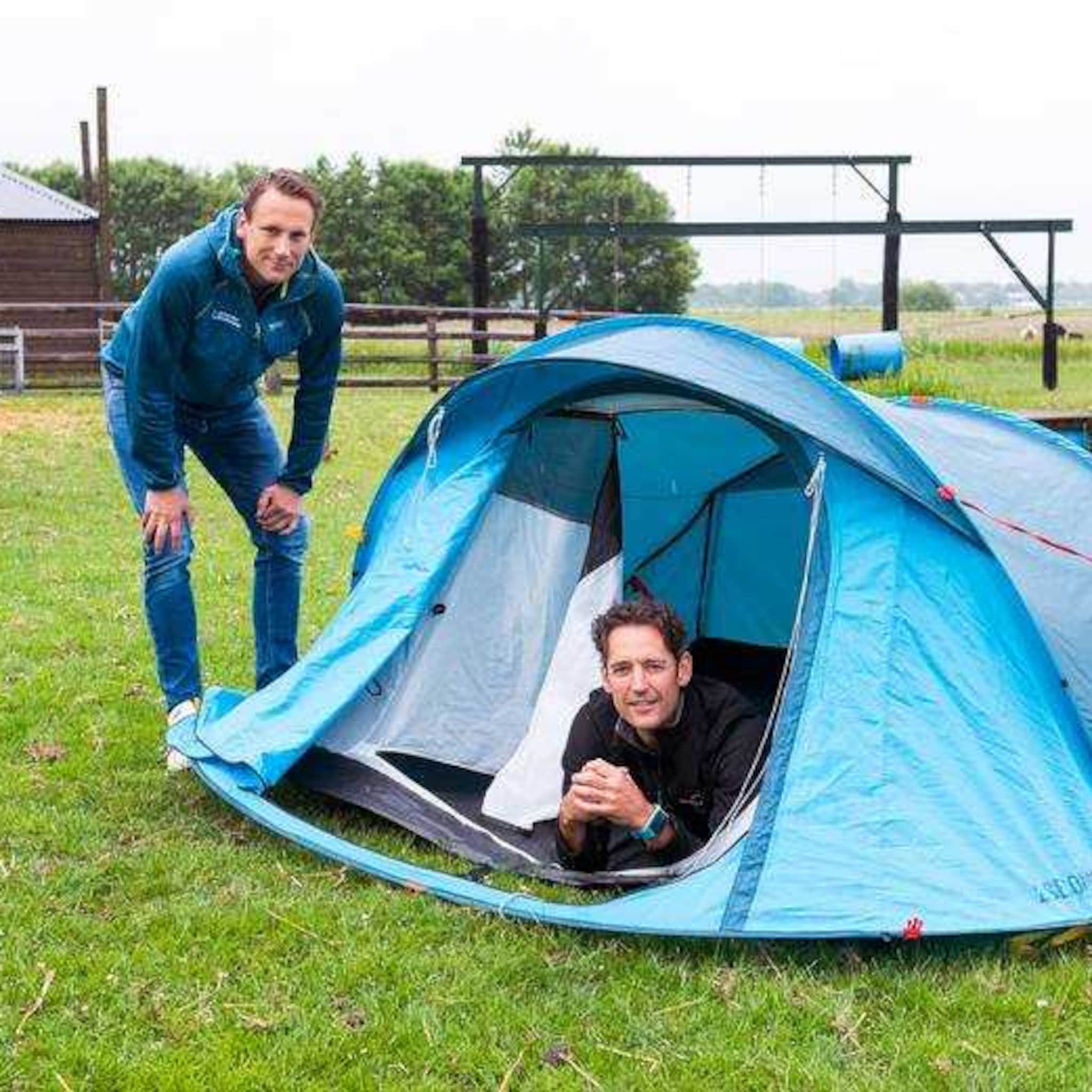 deze twee vrienden stampen in maand tijd boerencamping uit de grond