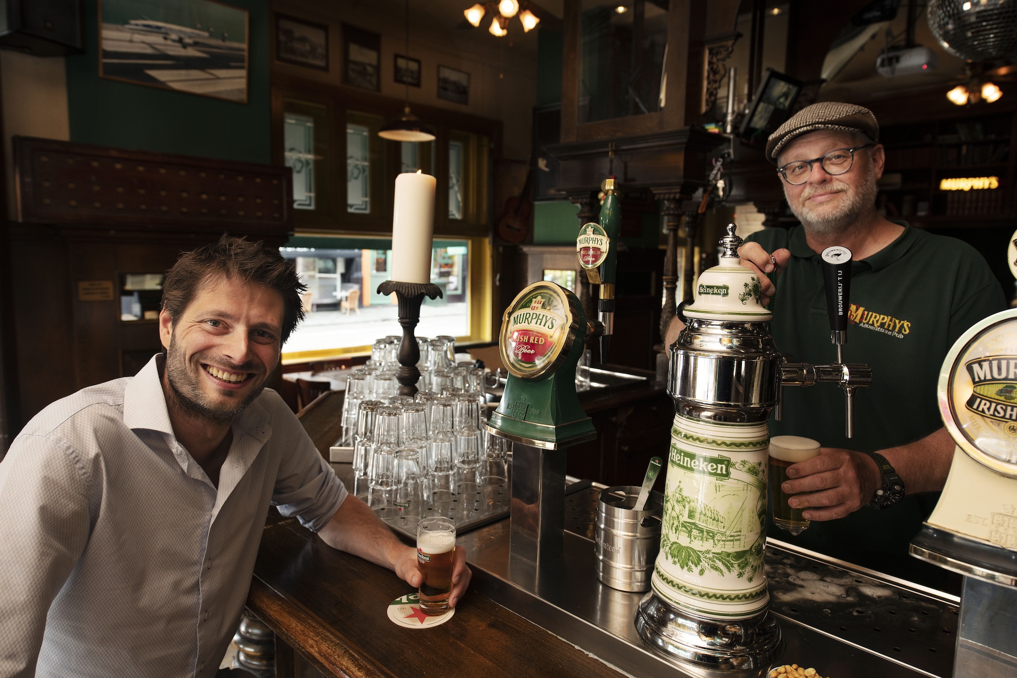 Marc Josephus Jitta, directeur Out of Home bij Heineken Nederland, aan de bar in Murphy's Adventure Pub in Bussum met kroegbaas Erich Jędrzejak