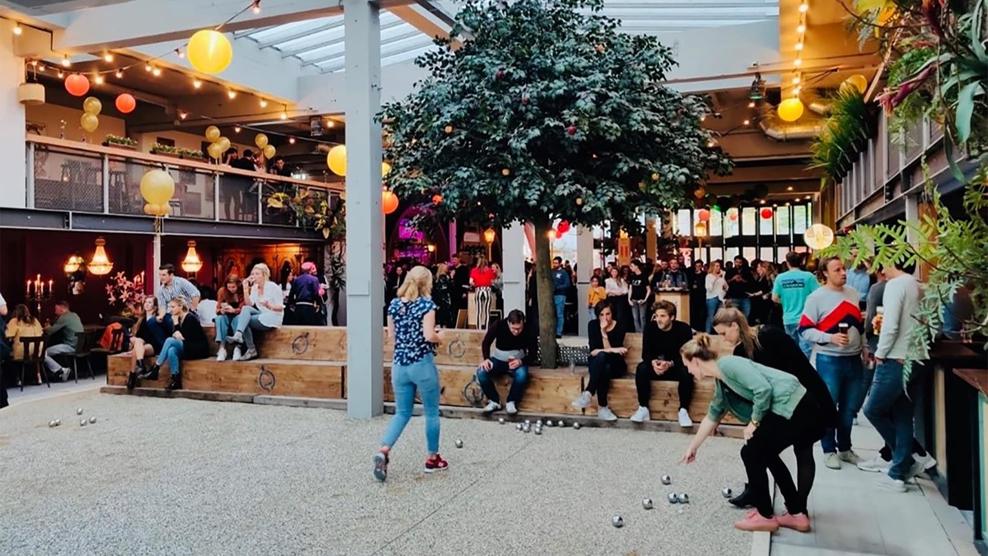 Een avondje Mooie Boules met jeu de boules-banen, karaoke, sjoelbakken en andere gezelschapsspelen in een sfeervolle Foodhal. Foto: Floris Boven