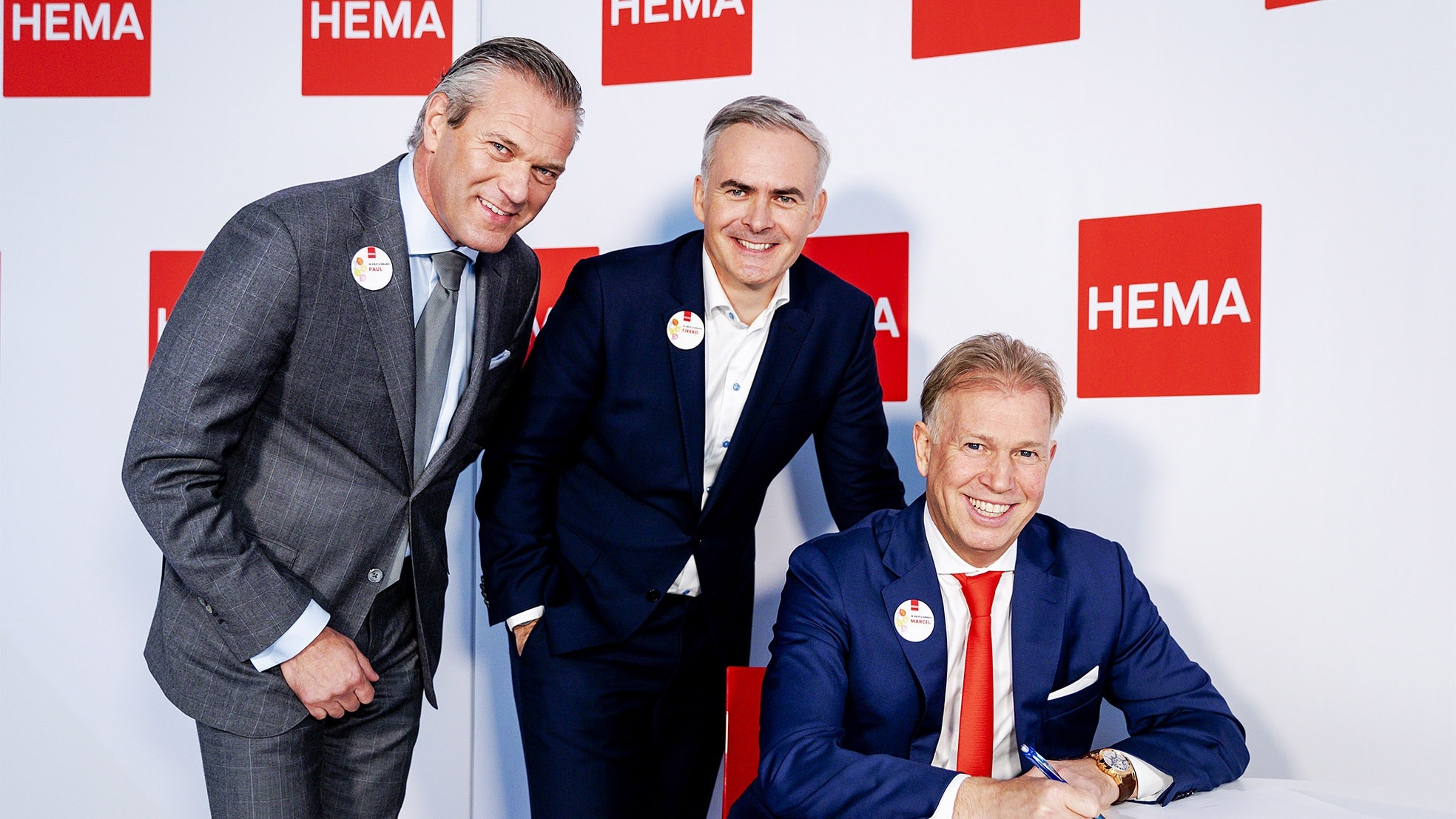 V.l.n.r.: Paul Loeff (VAB), ceo Tjeerd Jegen en Marcel Boekhoorn tijdens de contractondertekening van de overname van HEMA in 2018. Foto: ANP