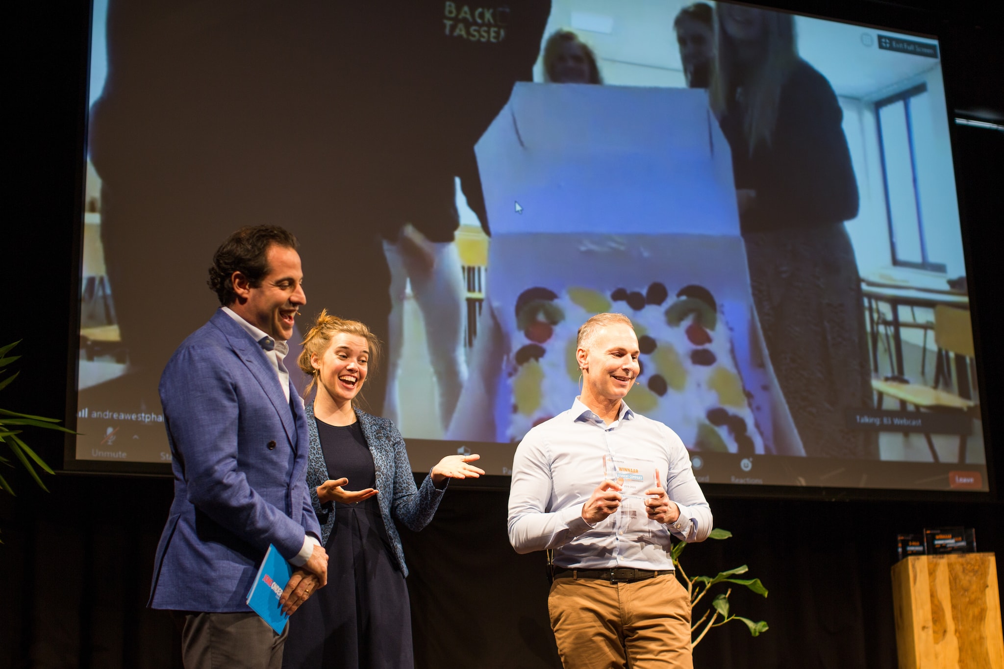 De bekendmaking van de winnaars gebeurde dit jaar vanwege corona geheel online. Op bovenstaande foto krijgt het Hout- en Meubileringscollege (mbo) uit Rotterdam te horen dat zij met hun BackTassen de winnaar zijn.