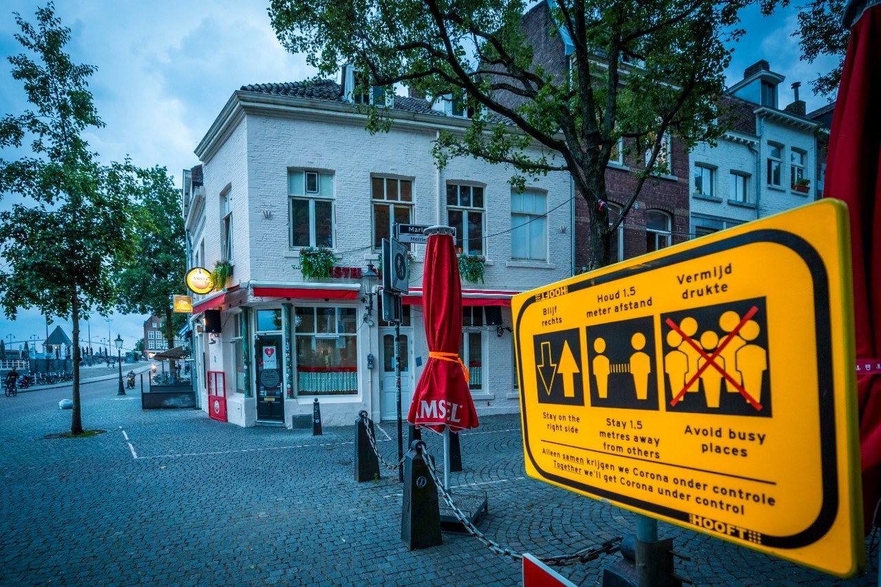 Cafe ‘t Potterke in Maastricht is op last van de gemeente gesloten vanwege het niet naleven van de coronamaatregelen. De veiligheidsregio’s maken zich zorgen over de naleving van de maatregelen in de horeca. Naast de sluiting van een aantal etablissementen zijn er ook op meerdere plaatsen boetes uitgedeeld. Foto: ANP