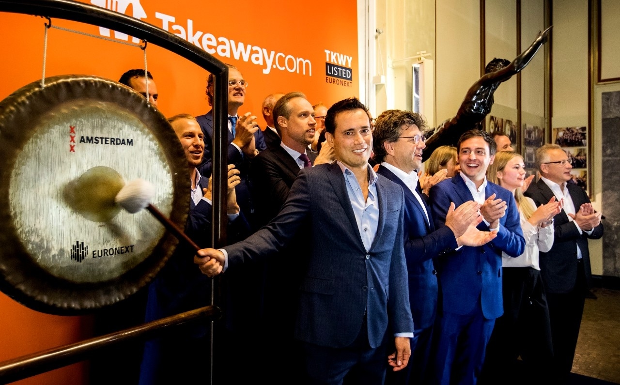 Vier jaar geleden: ceo Jitse Groen luidt de gong tijdens de beursgang van Takeaway.com, het moederbedrijf van Thuisbezorgd.nl. Het begin van nog veel meer internationaal zakelijk moois. Foto ANP.