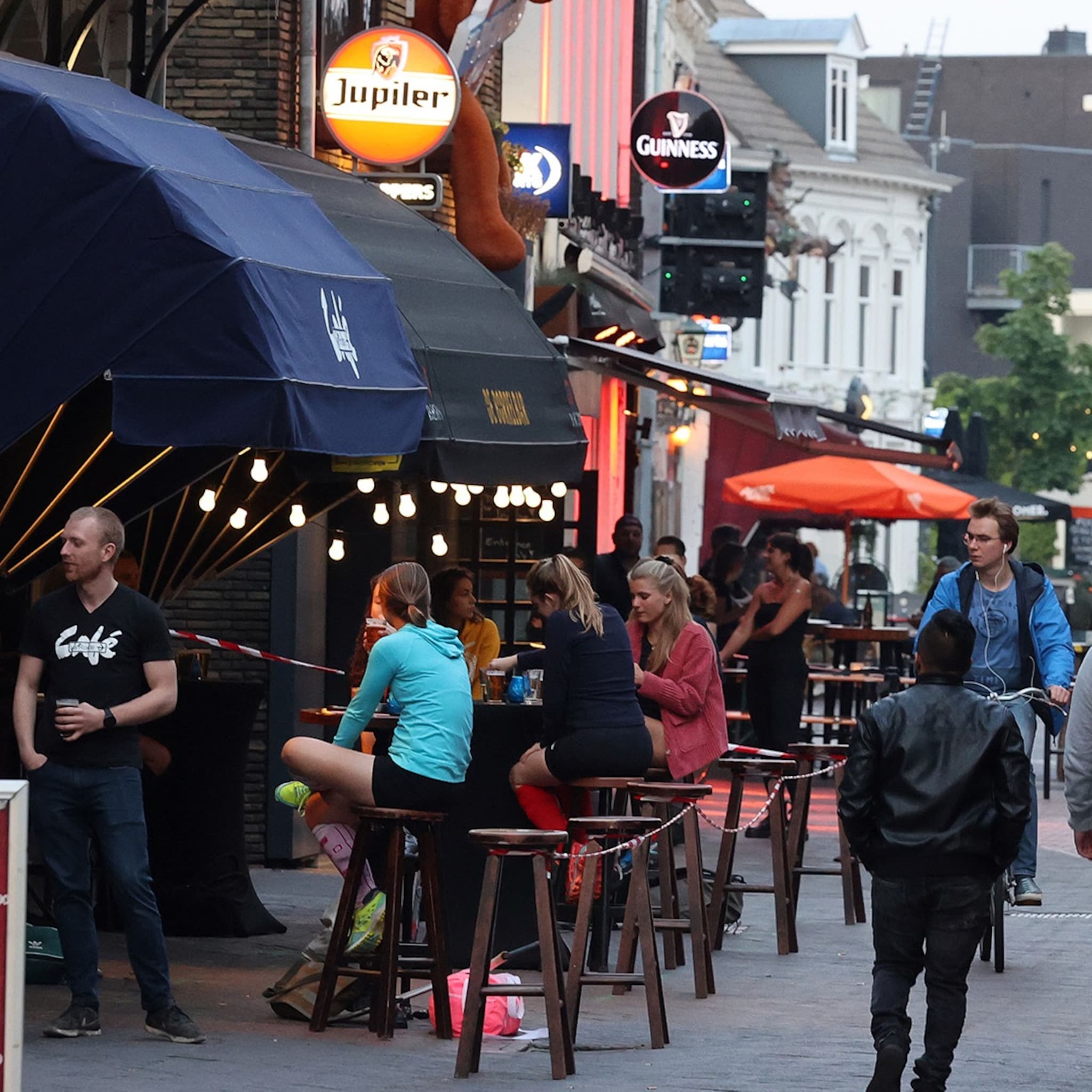 woeste eindhovense cafebazen gooien stapgebied dicht coronaregels niet te handhaven