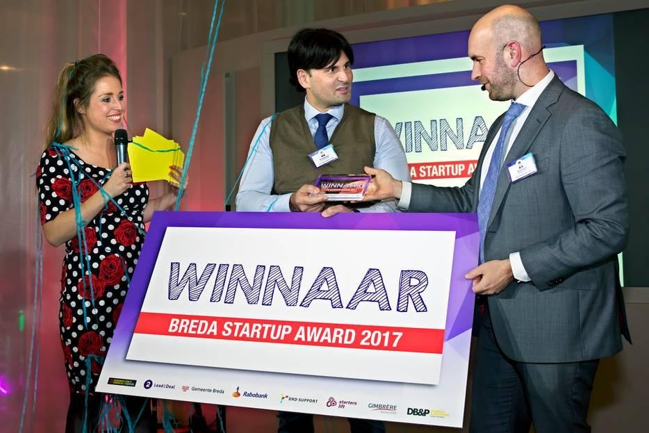 De overheid ondersteunt en stimuleert startups. Zo is er de Breda Startup Award. In 2017 overhandigde wethouder Boaz Adank (rechts) Erik Schoones van De Röntgendokters de eerste prijs. Foto: Johan Wouters