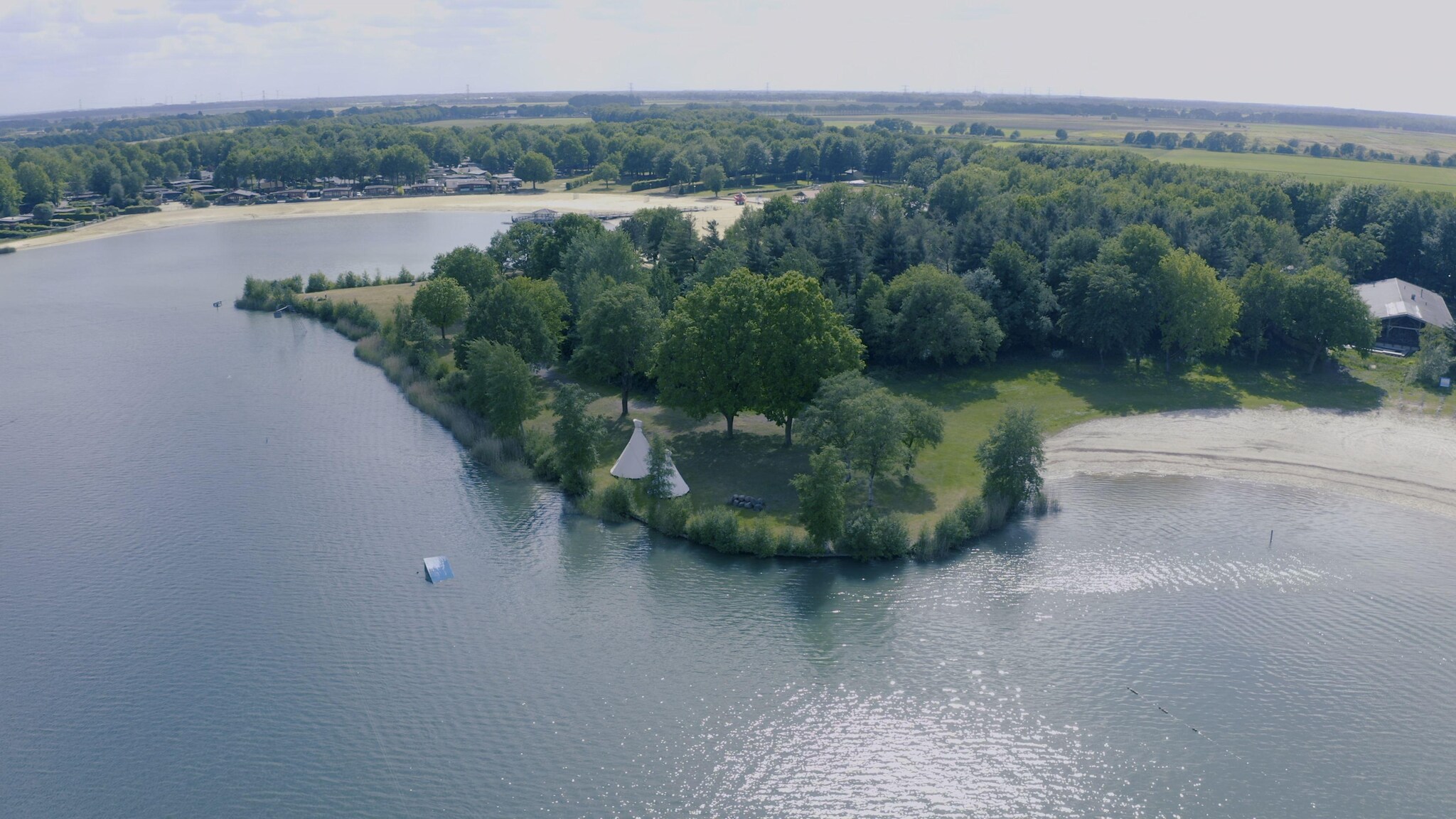 Het Ermerstrand in de buurt van Emmen, waar ruim een maand camping Tijdloos staat.