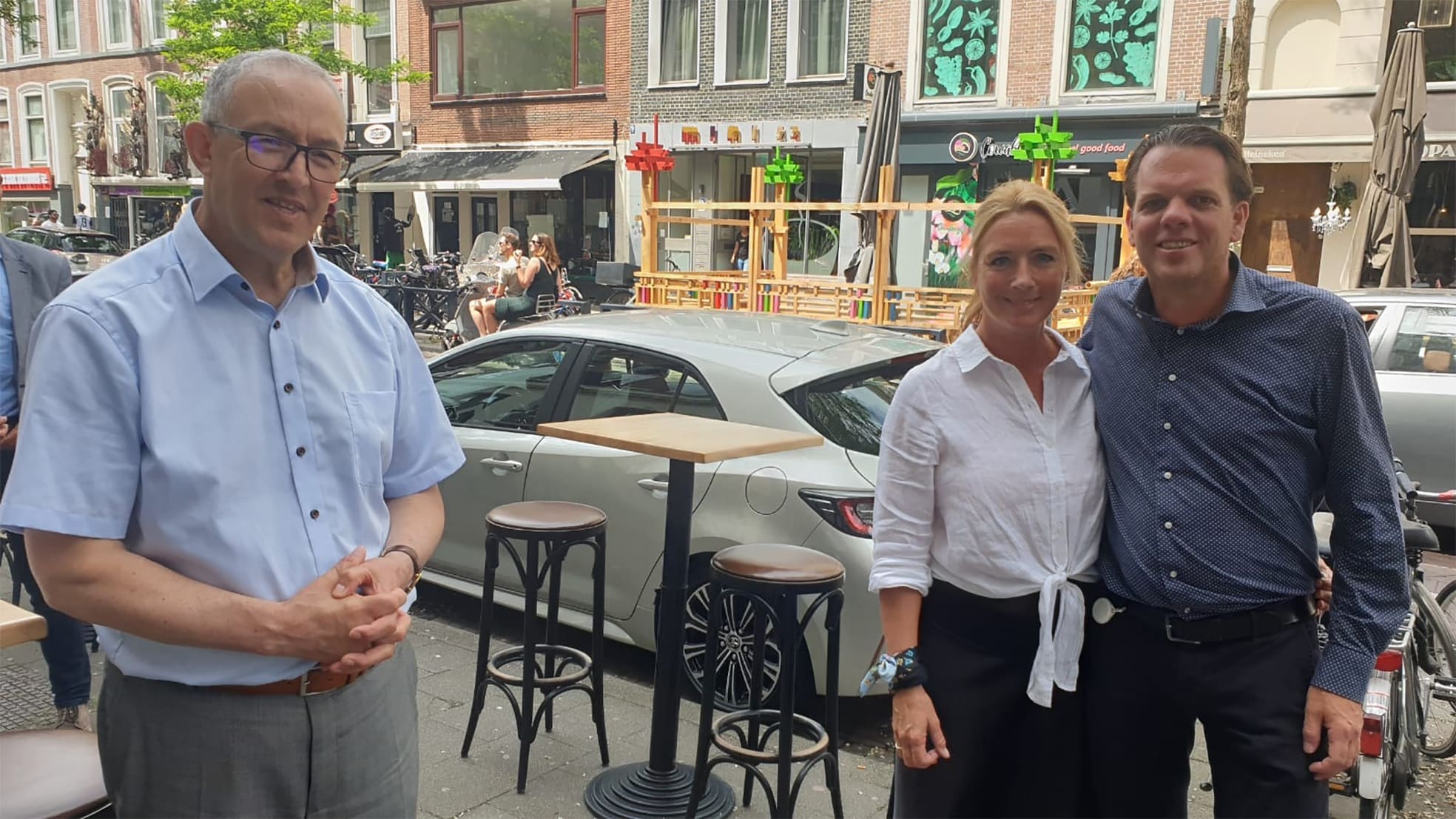 De Rotterdamse horecaondernemers Esther en Pieter den Haan-Mellegers met burgemeester Aboutaleb als eregast. Foto: privé