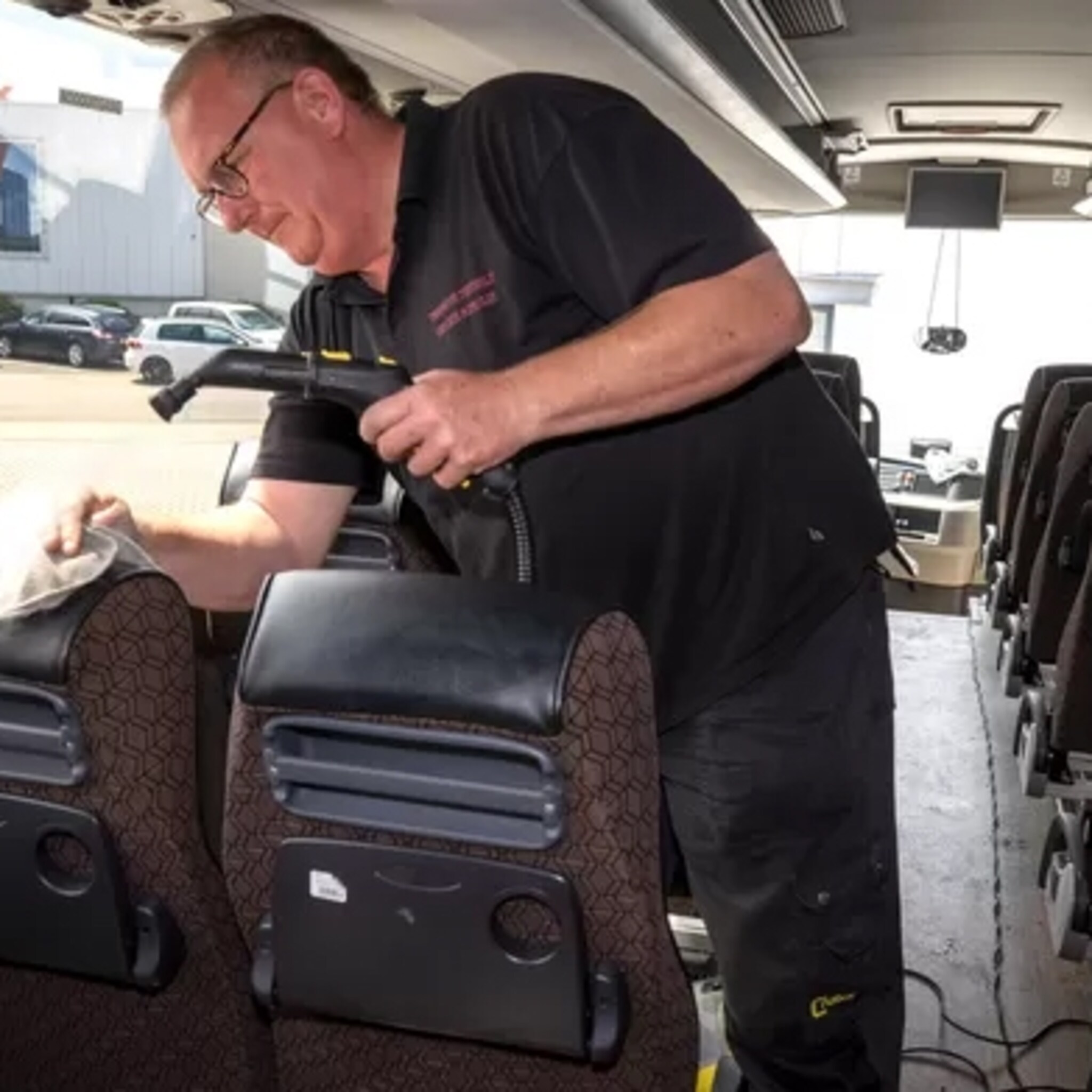 geen mondkapjes dan gaat de touringcarbranche naar de filistijnen