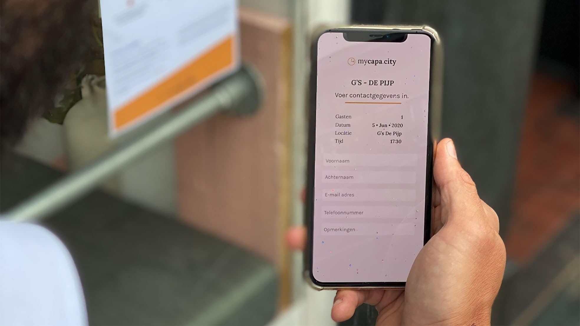 Voorbijgangers kunnen ter plaatse een QR-code scannen om te kijken of er nog plek is voor een borrel aan de bar.