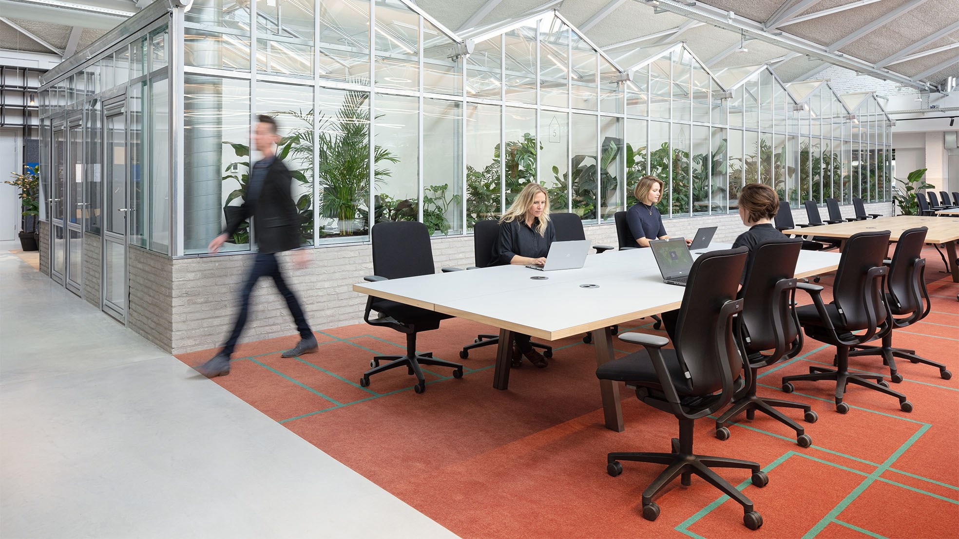 Het hoofdkantoor van CBRE in Amsterdam. De vastgoedspecialist betrok het pand, een voormalige Peugeot-garage, vorig jaar en wilde er zelf de toon mee zetten: zo ziet het kantoor van de toekomst eruit. Foto: AD/Stijn Poelstra.