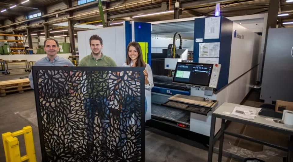 Hans van Lierop (links) met zoon Koen (midden) en dochter Sanne (rechts). Het metaalbedrijf is begonnen met het maken van room dividers. Foto: Dave Hendriks/DCI Media