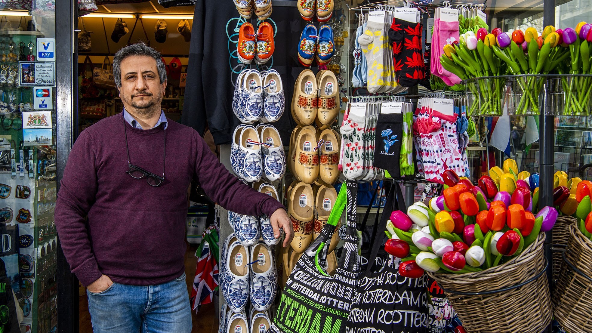 Ook deze souvenirwinkel in Rotterdam merkt de gevolgen van de crisis door het wegblijven van buitenlandse toeristen. Foto: Frank de Roo