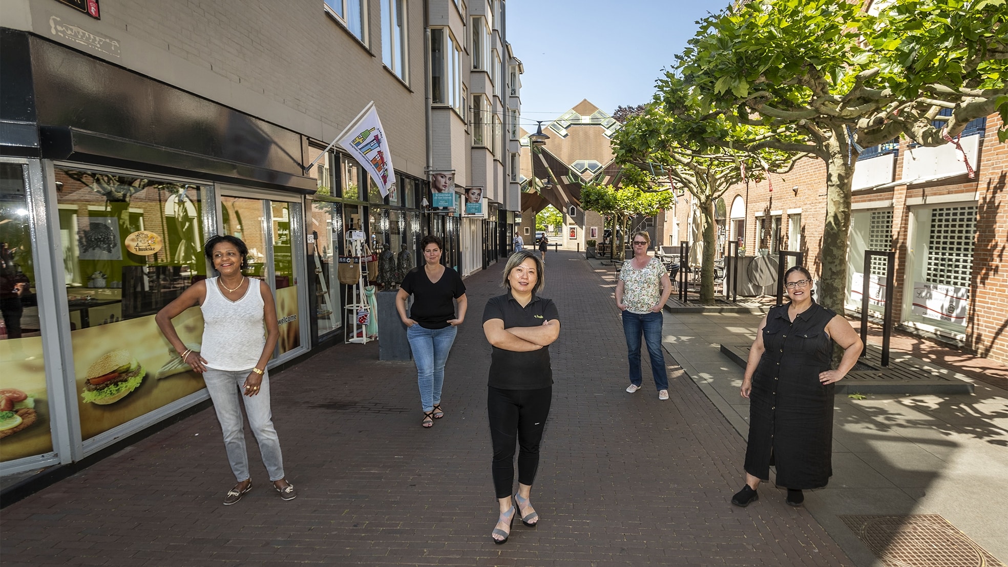 Vijf vrouwelijke ondernemers in het centrum van Helmond: v.l.n.r. Belkiz Cruz, Linda Meulendijks, Lisa Guo, Jeanette Hendriks en Antonia Botas. Foto: Sem Wijnhoven/DCI Media