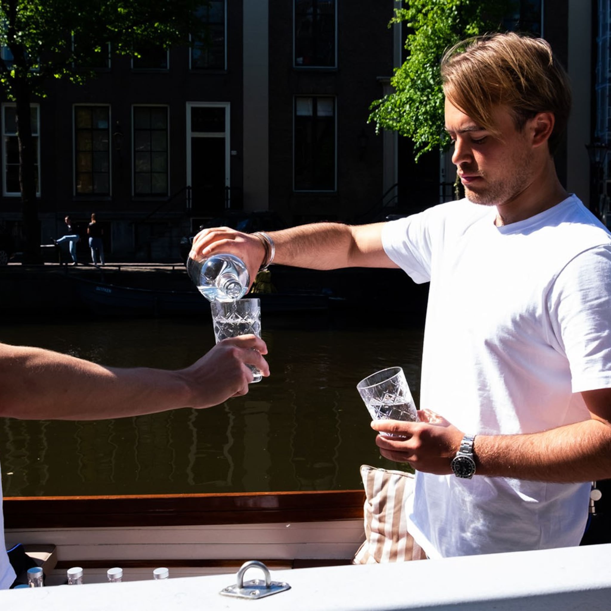 jonge ondernemers lanceren aquablu drinkwater uit amsterdamse grachten