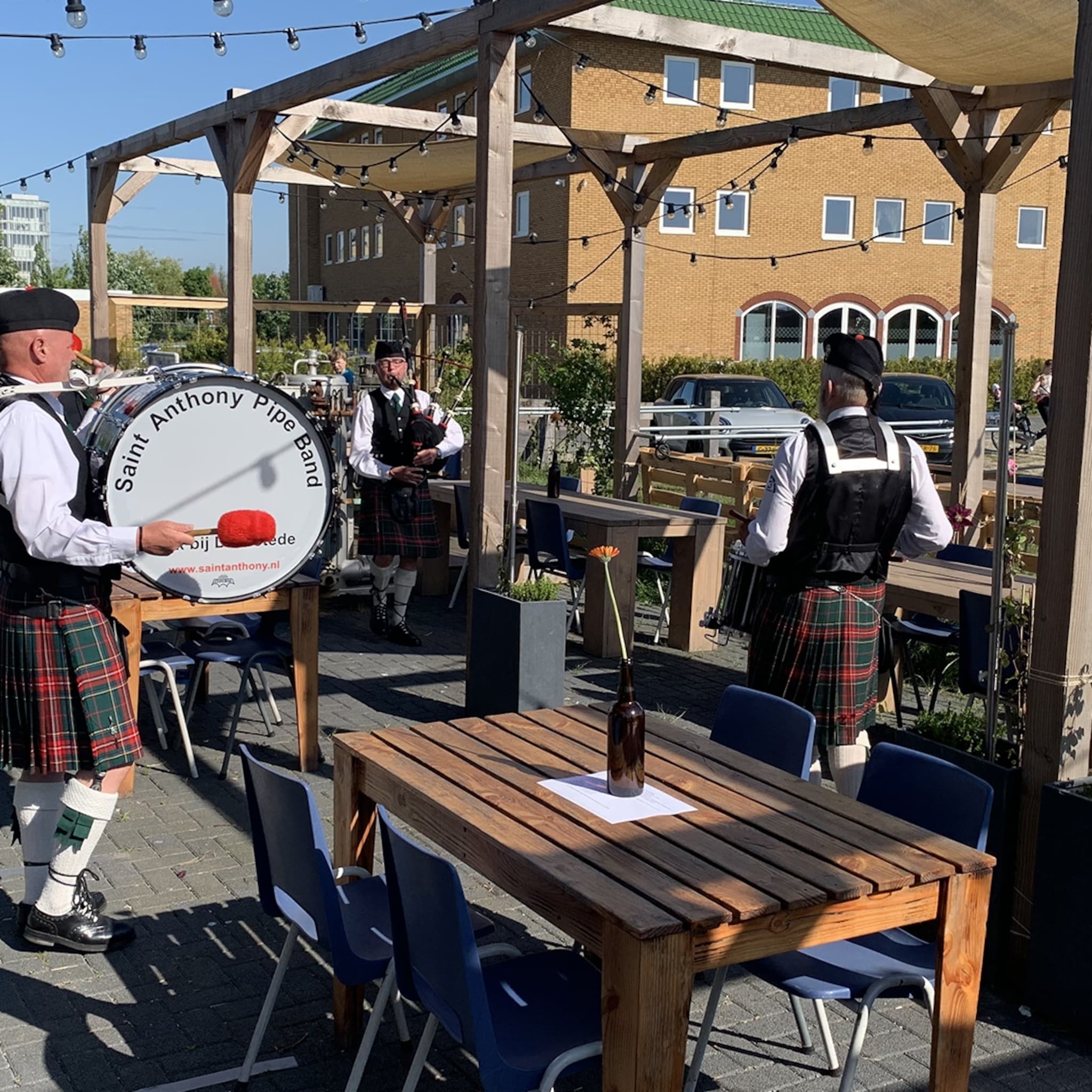 ondanks regels er komt weer leven en muziek in maximus brouwerij
