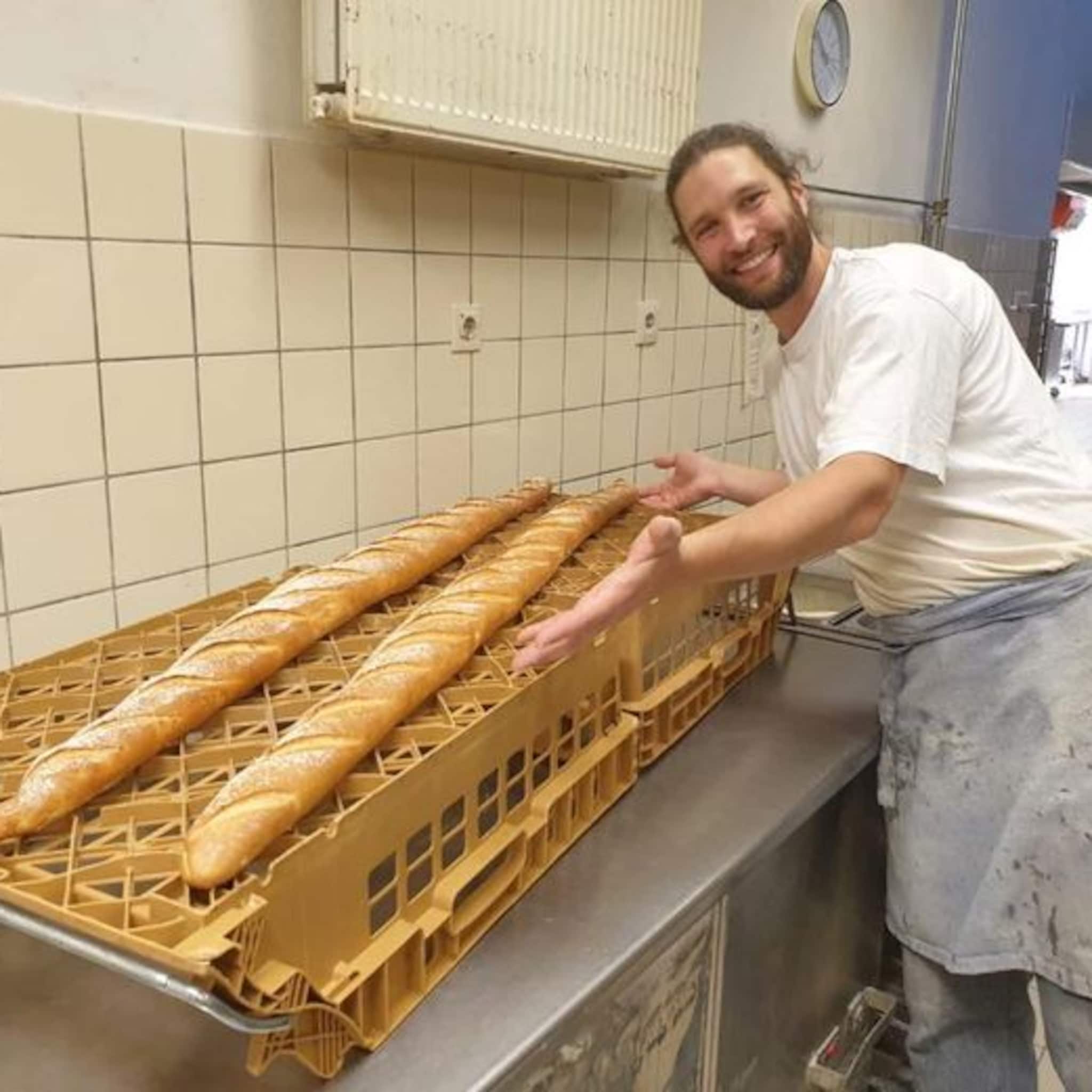 corona met een knipoog deze bakker maakt broden van 1 5 meter