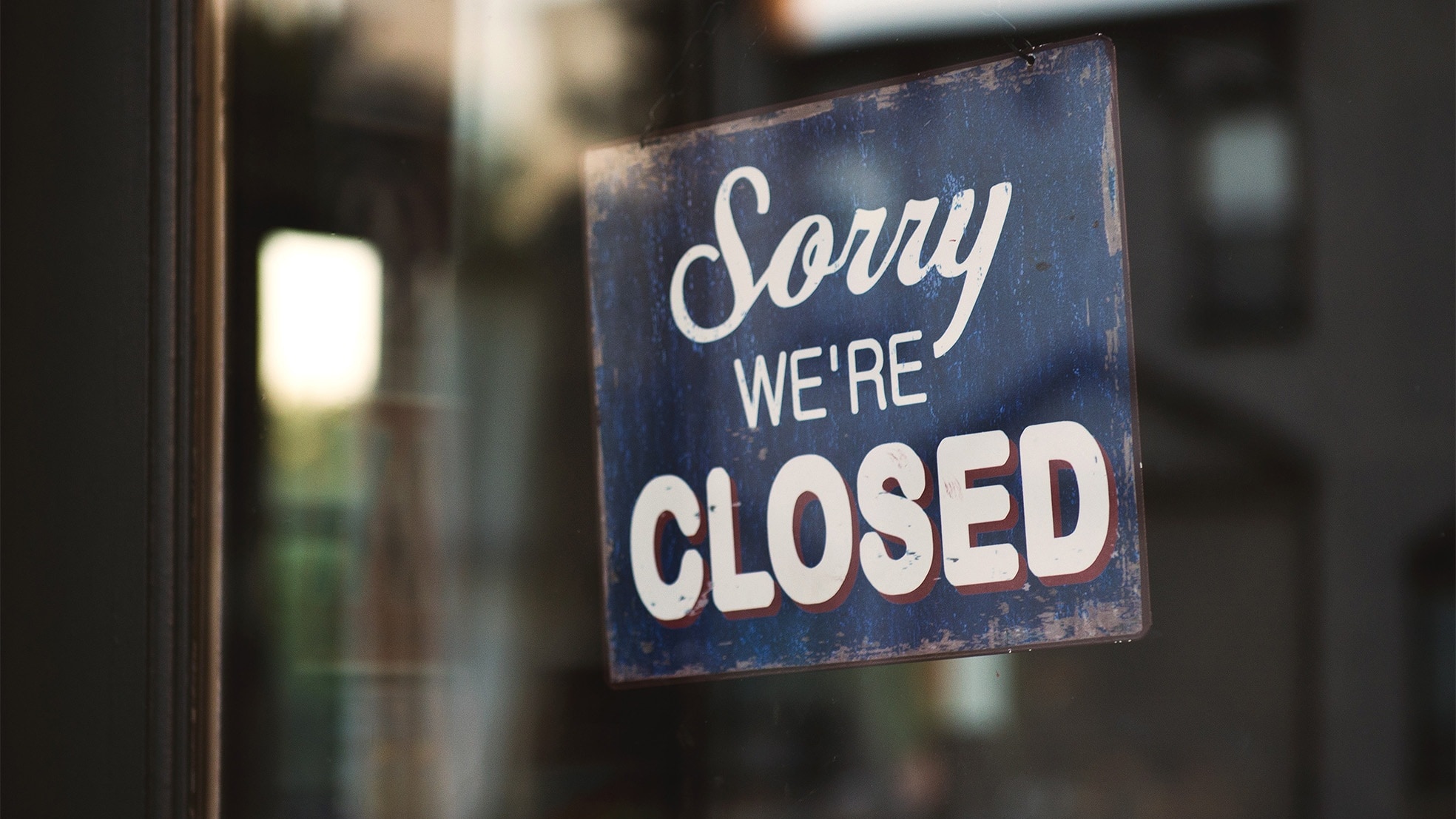 De horeca vangt harde klappen waardoor de huur op tijd betalen steeds moeilijker wordt. Onder: gelukkig wordt het weer drukker in de winkelstraten zoals hier in Den Bosch. Foto's: Unsplash/ANP