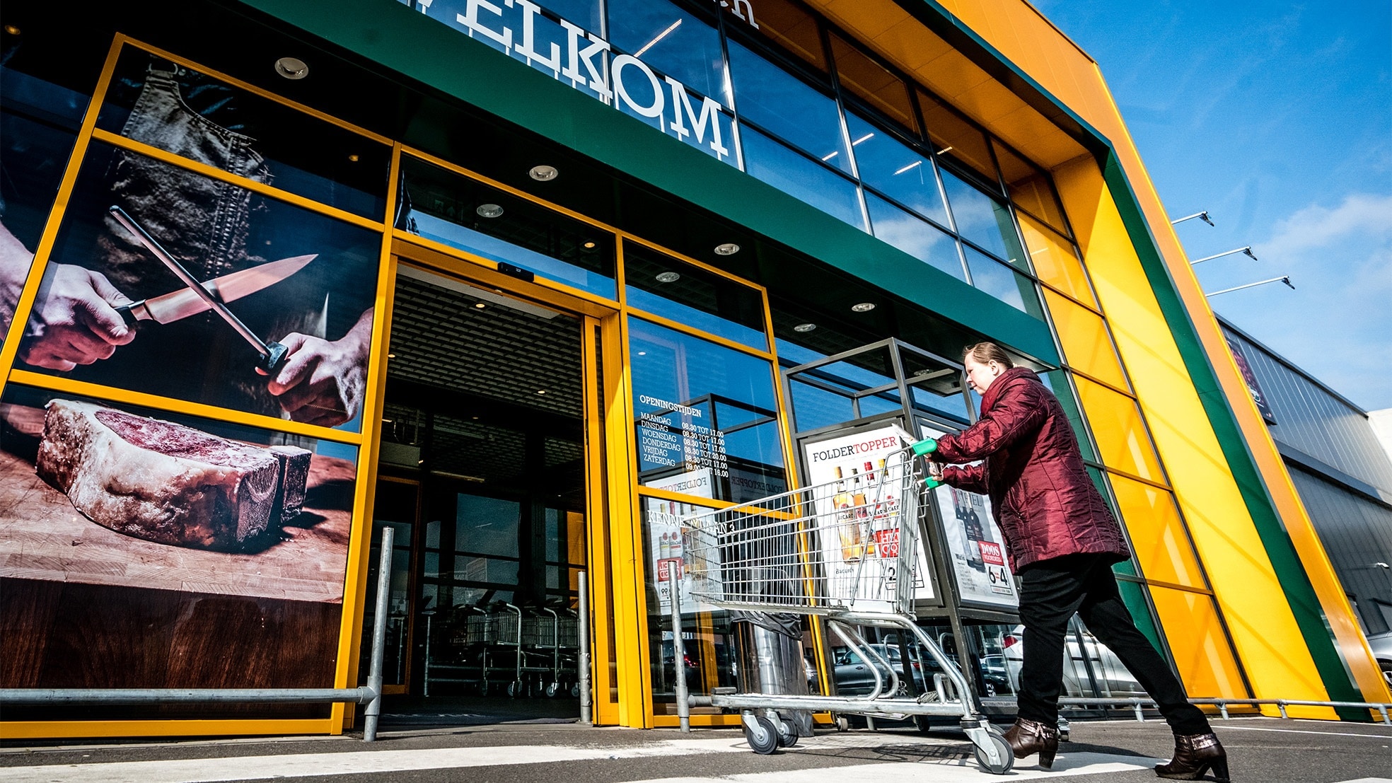 Ruim twee maanden lang konden consumenten winkelen bij groothandels zoals hier een Sligro-filiaal. Foto onder: lange rijen klanten bij de heropening van een IKEA-winkel eind april in Heerlen. Foto's: ANP