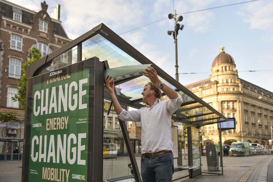 Yoeri van Alteren, oprichter en directeur DuurzaamBedrijfsleven, en initiatiefnemer van Change INC. hangt ook zelf steden vol met Change-affiches.