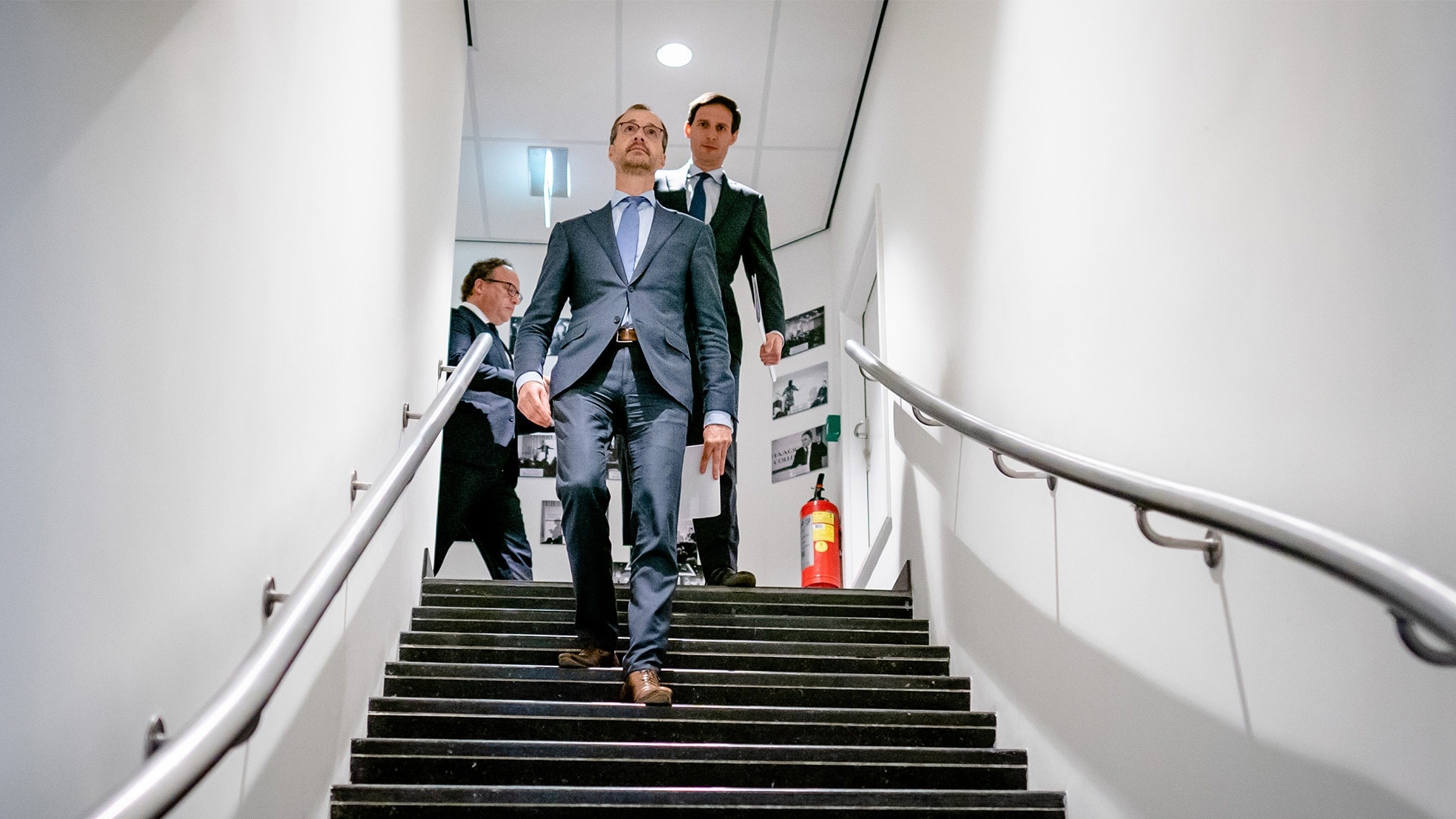 Ministers Wouter Koolmees (Sociale Zaken), Eric Wiebes (Economische Zaken) en Wopke Hoekstra (Financien) op weg naar de presentatie van het tweede steunpakket. Foto: Bart Maat/ANP