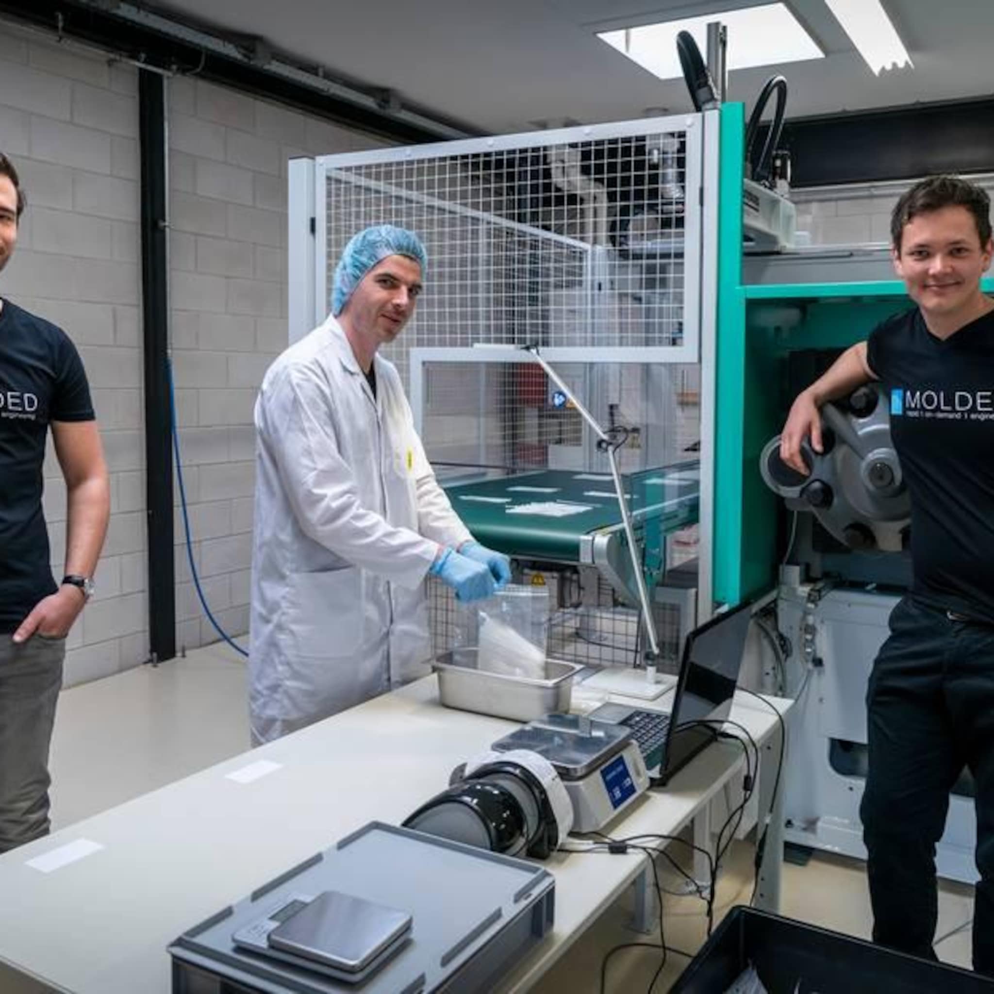 startend bedrijf troeft iedereen af miljoenen corona teststaafjes van de band
