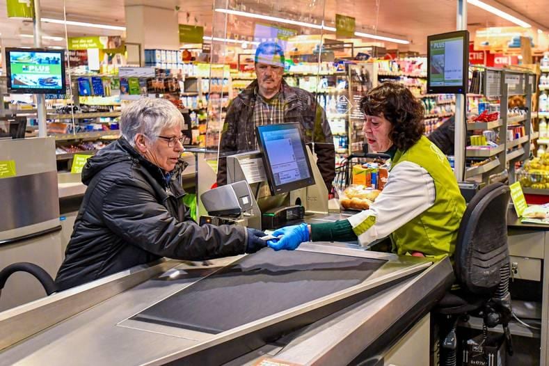 Coronamaatregelen bij de kassa van een Plus-supermarkt. Foto: Peter Braakmann