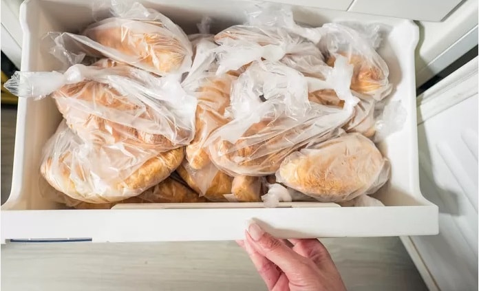 Brood in de vriezer. Steeds meer Nederlanders doen dat in deze tijd. Foto: Marlies Wessels