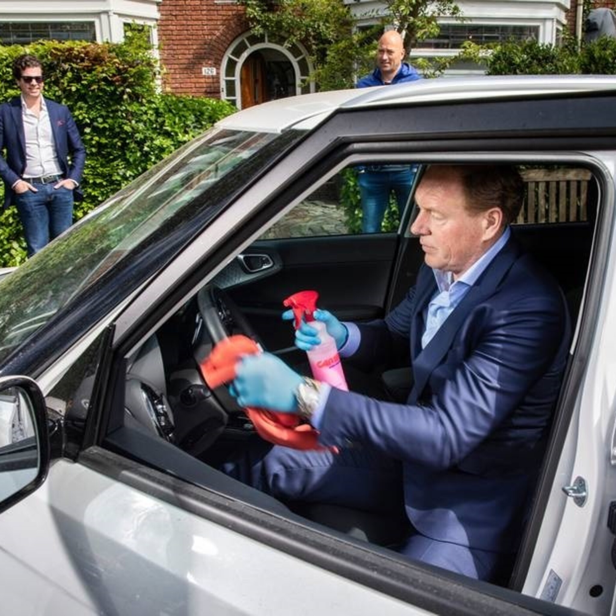 autobranche in ongecontroleerde slip door coronacrisis