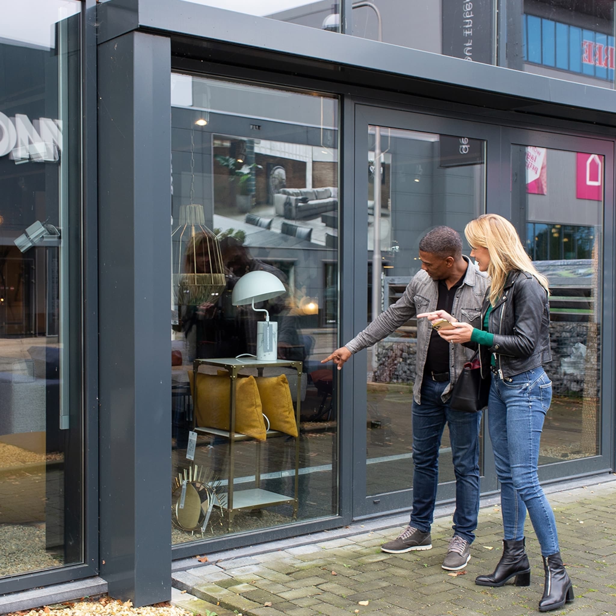 de klantreis van mobile naar de winkelstraat