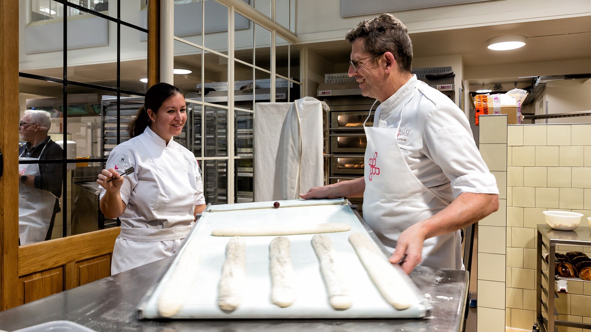 Boven en onder: bakkers in Zaandam aan het werk. Foto's: Bakery Institute