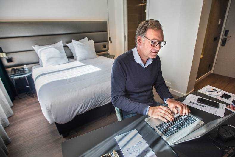 Ondernemer Edo van Dijk heeft in Hotel Corona een rustige werkplek gevonden: ,,Welkom in mijn nieuwe kantoor.” Foto: Frank Jansen/AD.