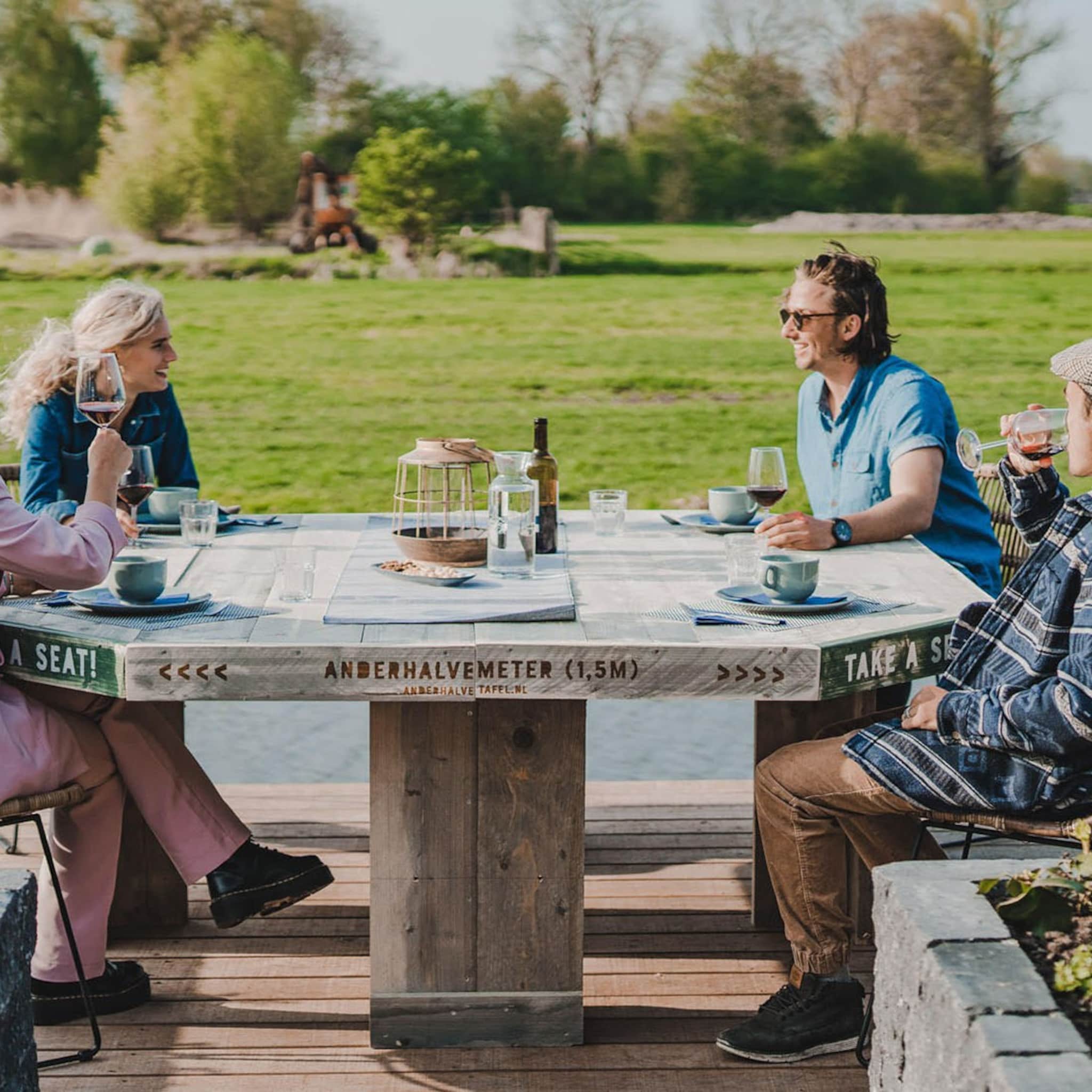 anderhalve meter afstand is deze tafel vanaf 1 juni ook de oplossing voor horeca