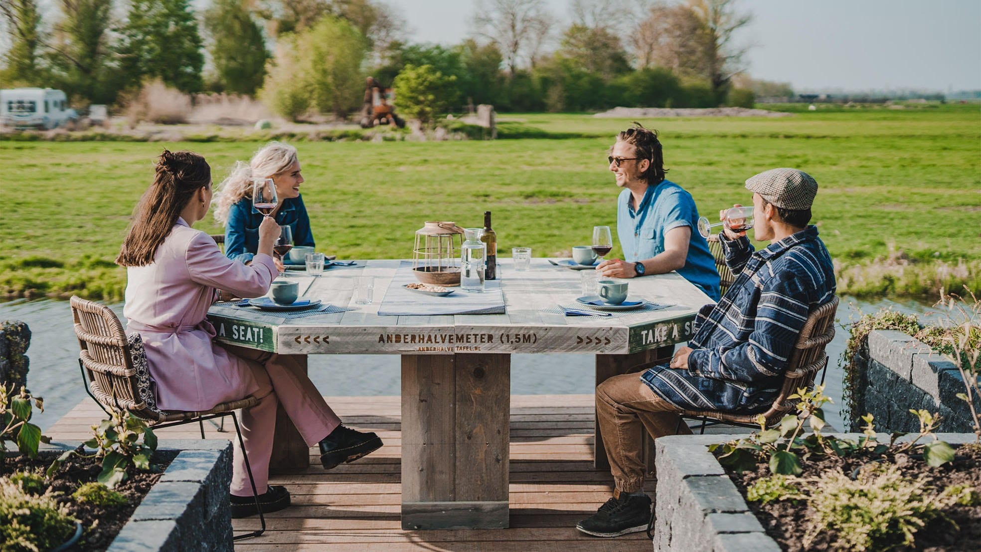 Is deze tafel de oplossing in een anderhalve meter-samenleving? Foto onder: de ondernemers achter de tafel.