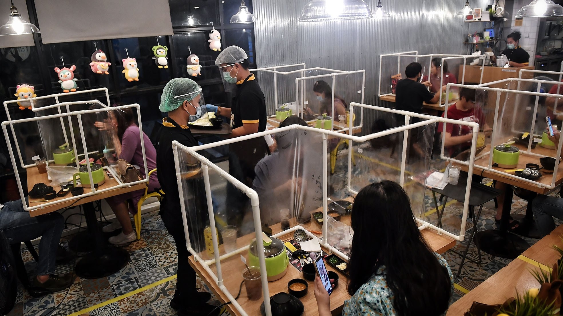 In dit Thais restaurant wordt al innovatief omgegaan met de juiste afstand tussen gasten. Foto: ANP