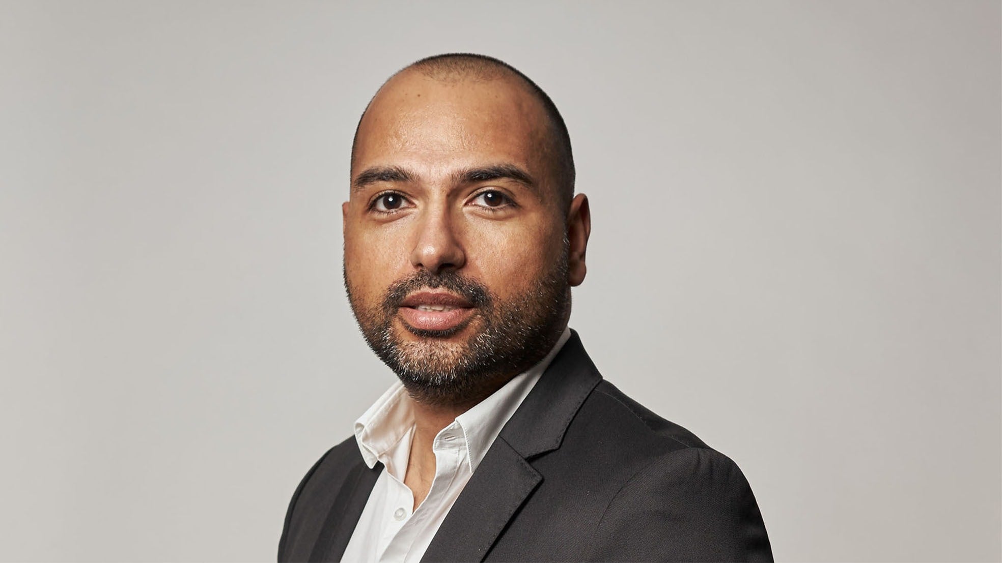 Ondernemer Kemal Tas brengt licht in de duisternis.