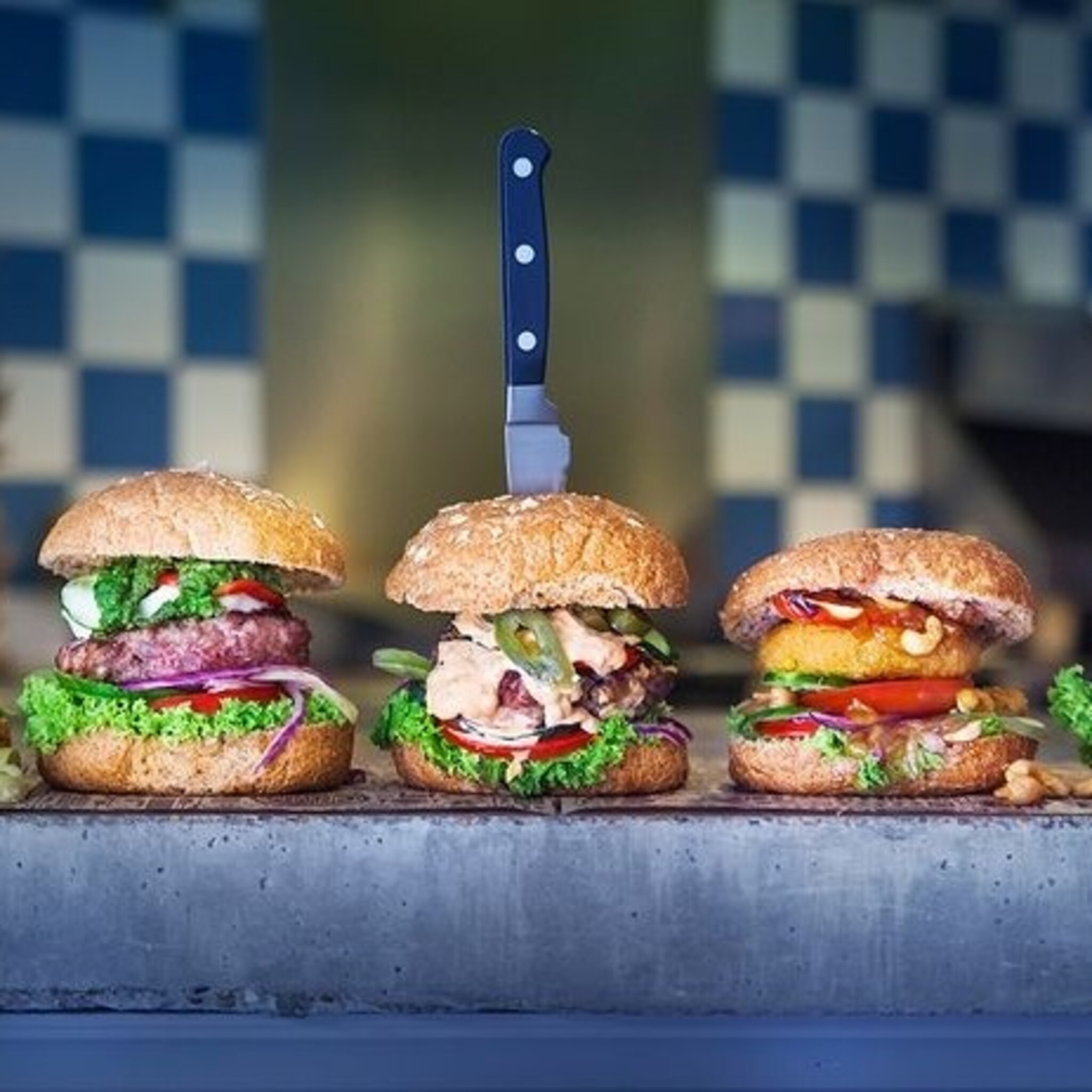 corona proof uit eten in je auto hamburgers meneer smakers bij de drive thru