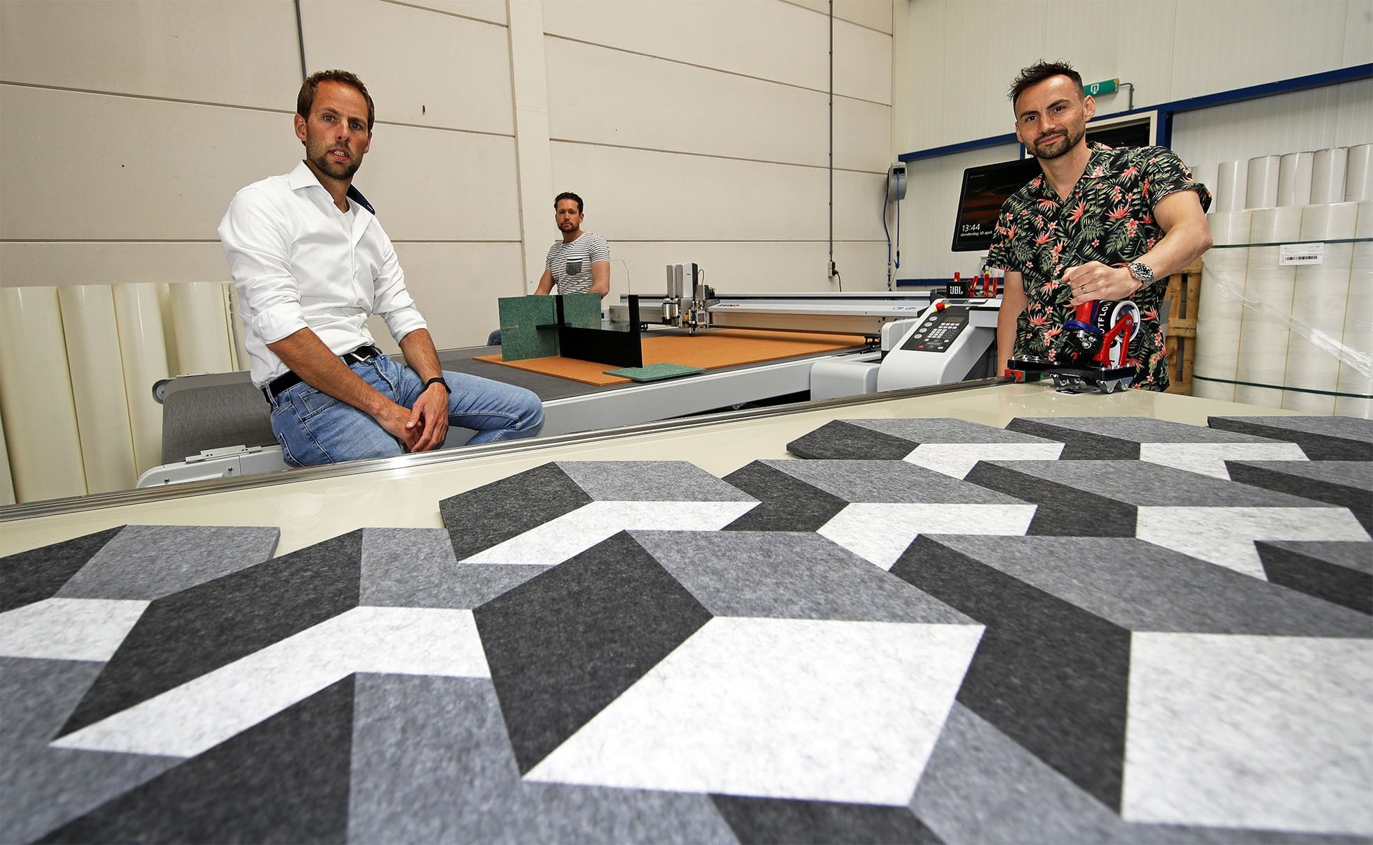 Ronald Hagenstein (rechts), Niels Frenk (links) en Marc Reijm in hun fabriek in Hellevoetsluis. Foto: John de Pater