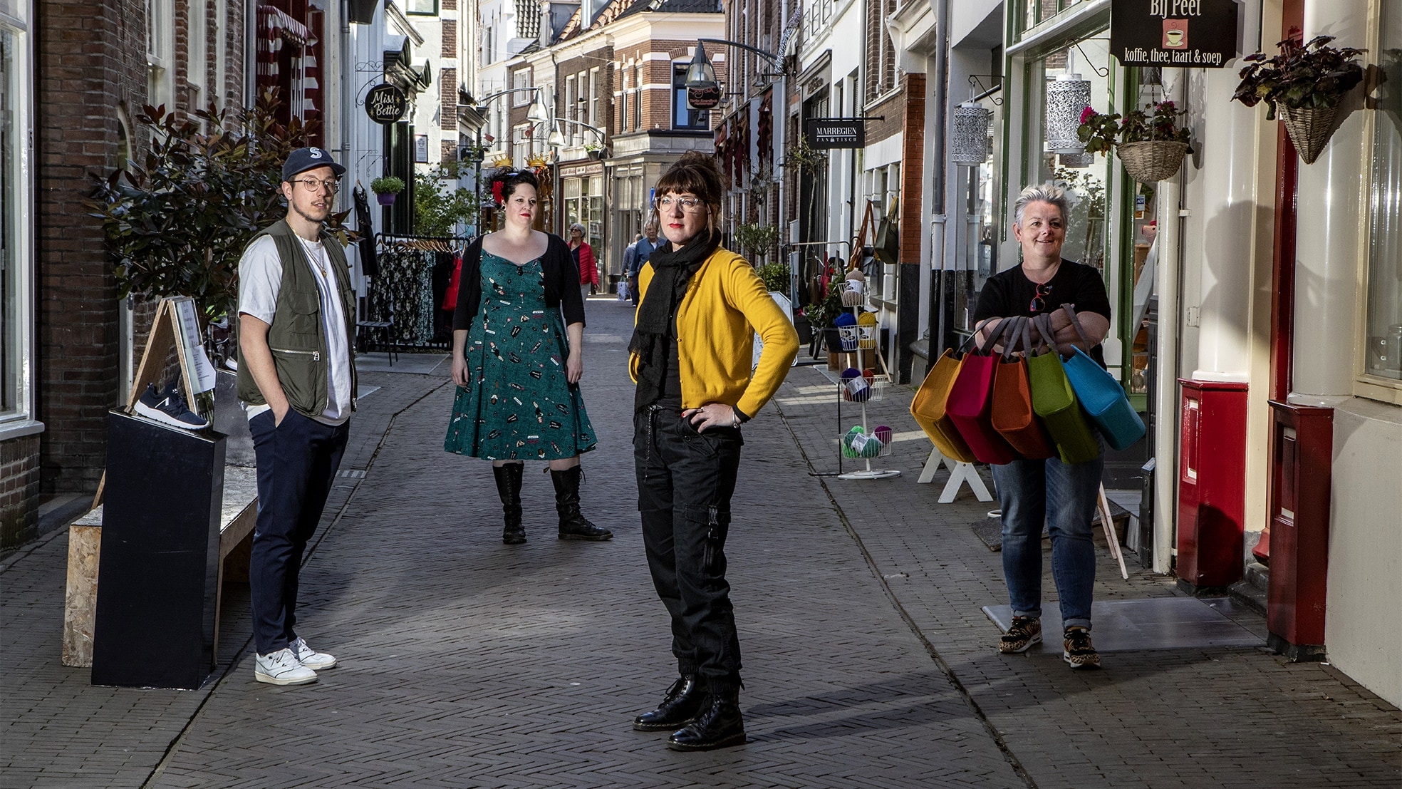 Ondernemers van de Kleine Overstraat in Deventer. Helemaal rechts Mariël Hulsebosch van tassenwinkel Marregien, daarnaast Claudi Janssen van Dol-op-Wol, Femke Janzing (rockabillystijlwinkel Miss Bettie) en Michael Hubner van de hippe sneakerzaak DEAUP. Foto: Ronald Hissink