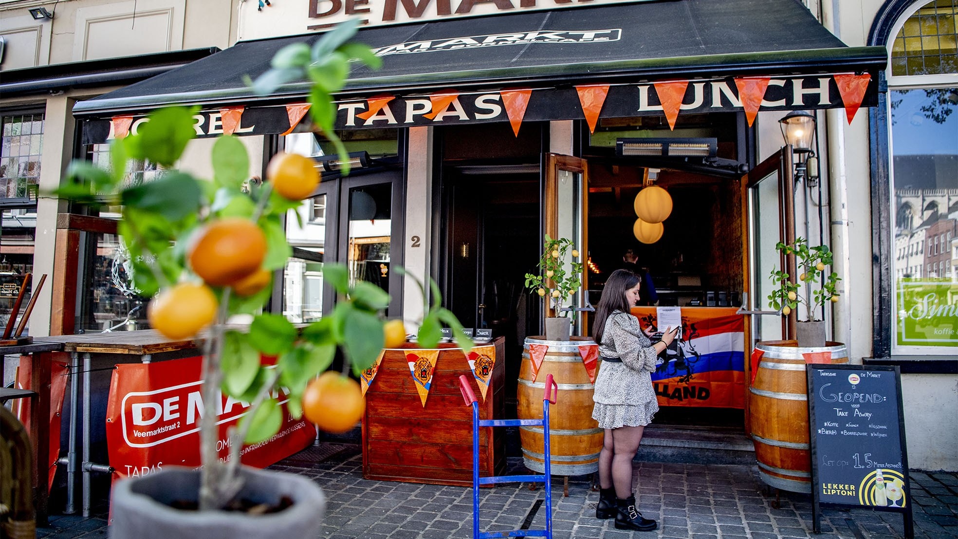 Deze uitbater in Breda versierde ondanks de coronacrisis toch het pand voor de afgelopen Koningsdag. Foto: ANP