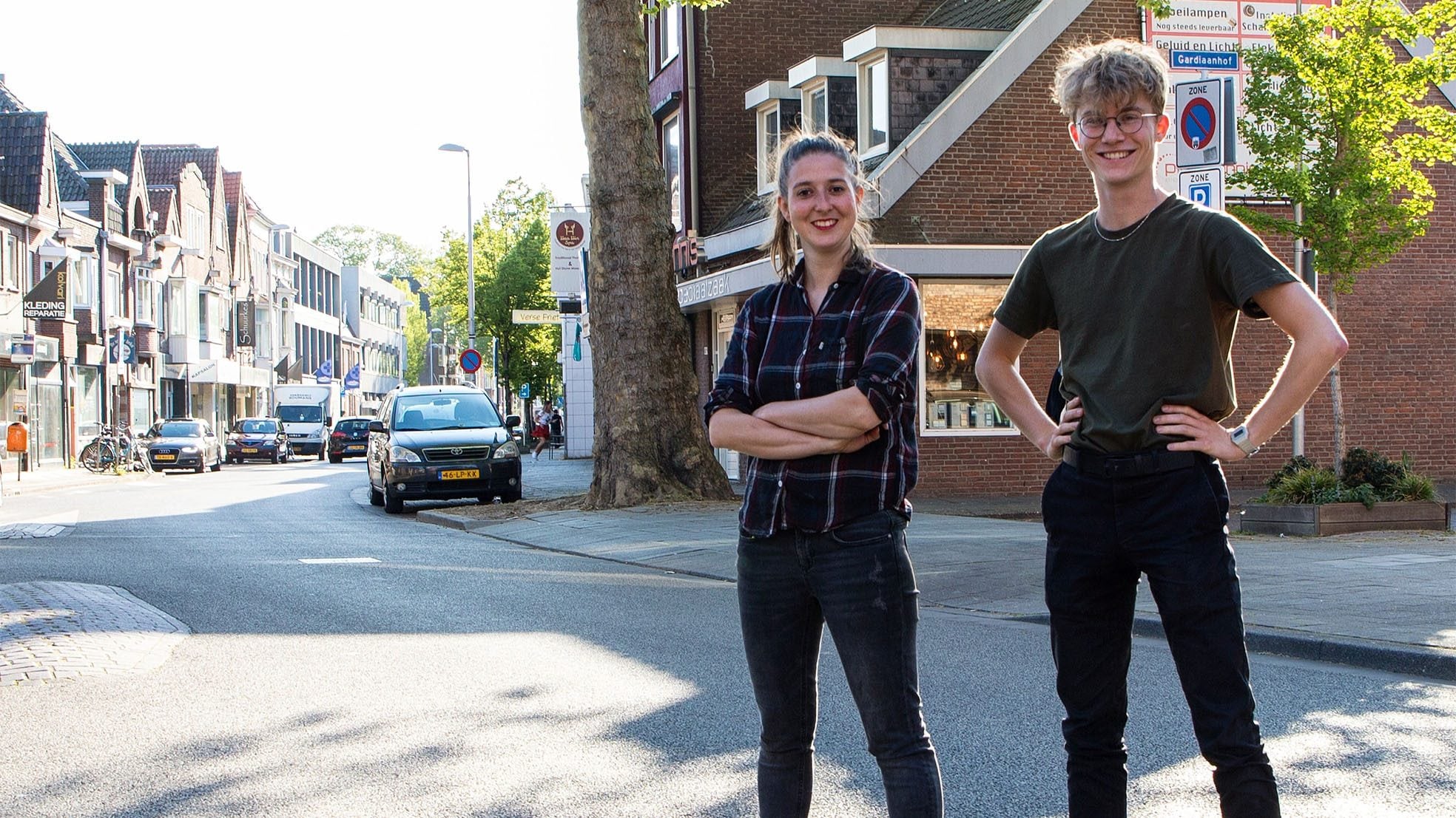 Jelle van den Hurk (21) en Dieuwertje Vorstenbosch (28), de initiatiefnemers van het lokale moederdagpakket.